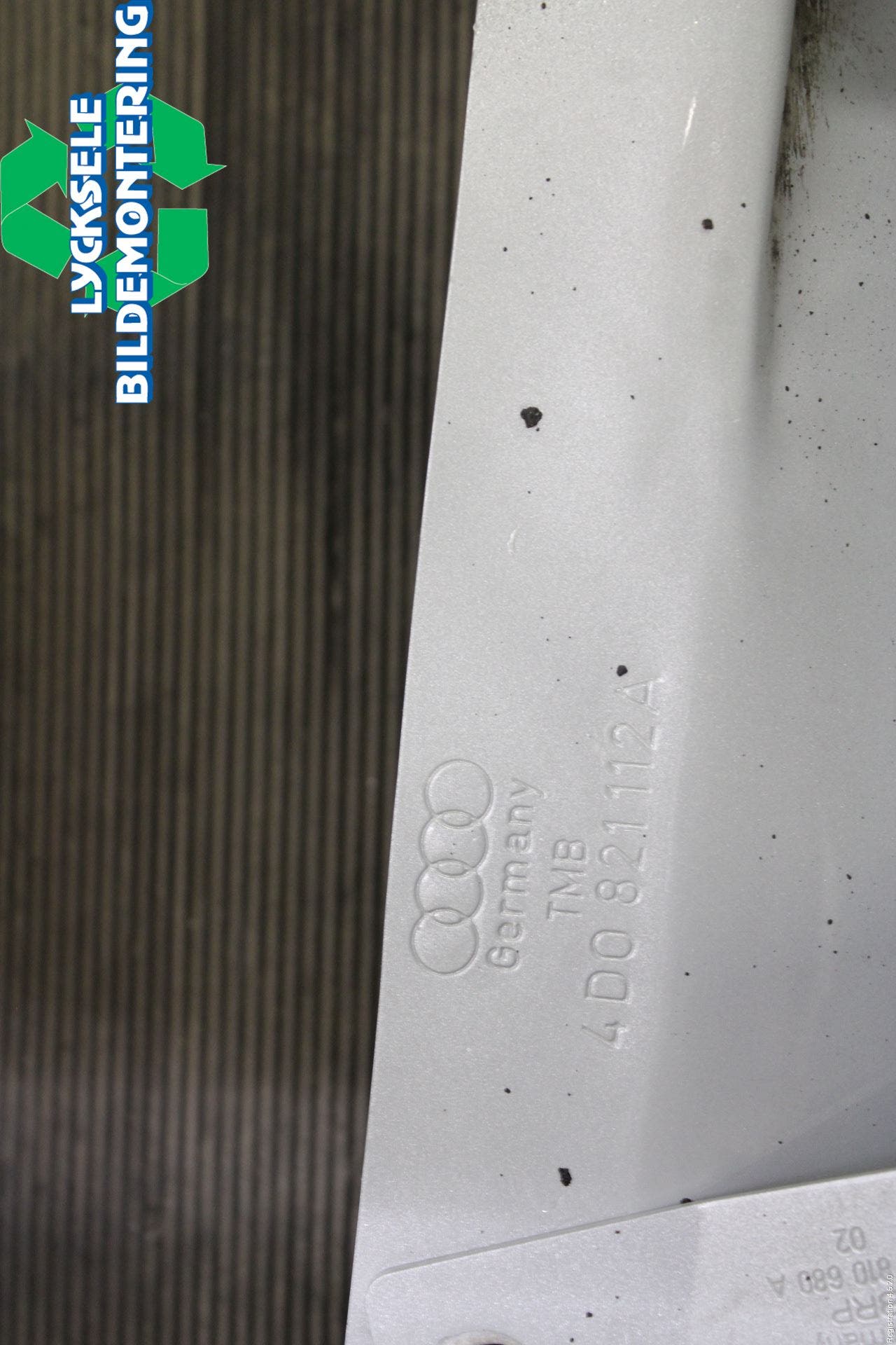 Audi A8/S8 4D 94-02 Skärm Fram Höger