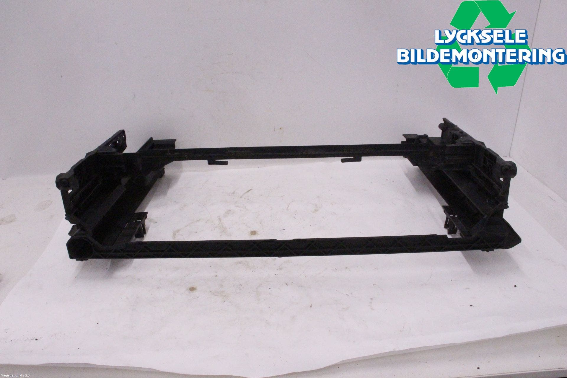 BMW 5 F10/F11/F18 09-17 Kylarfäste-Ram-Balk