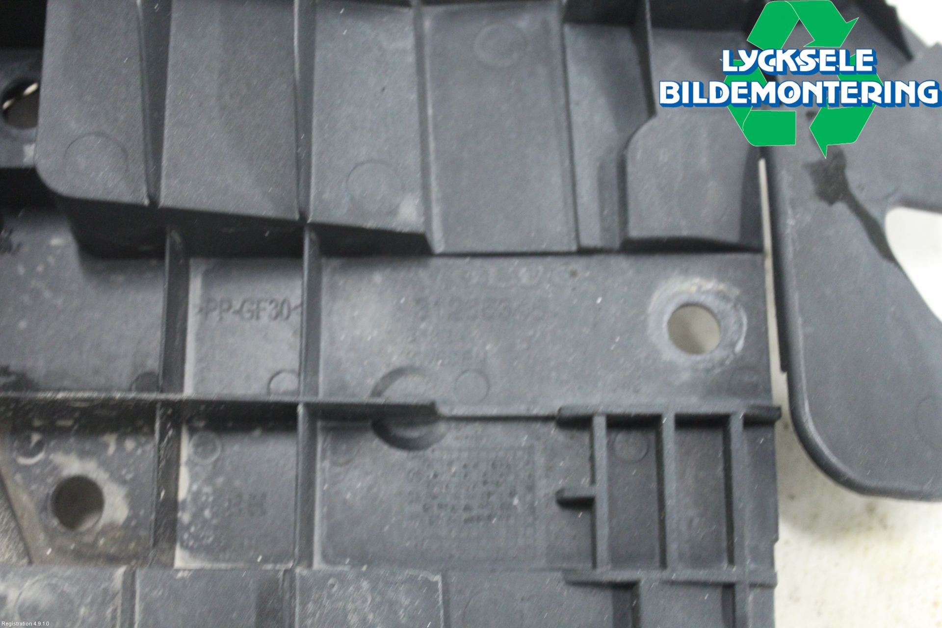 Volvo V70 08-13 Stötfångarfäste Fram Hö