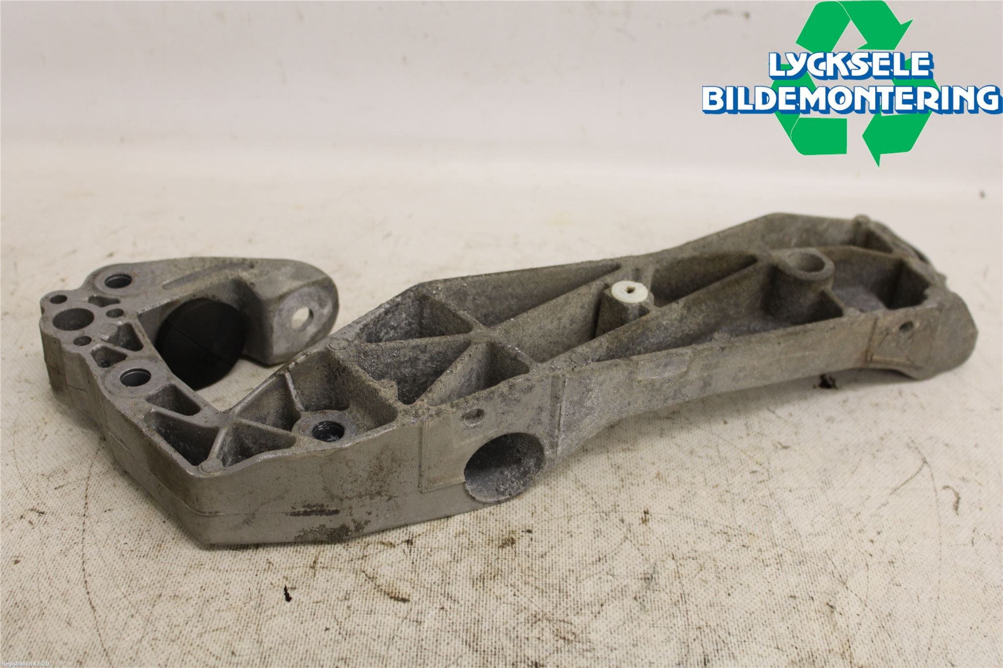 BMW 5 F10/F11/F18 09-17 Växellådsbalk