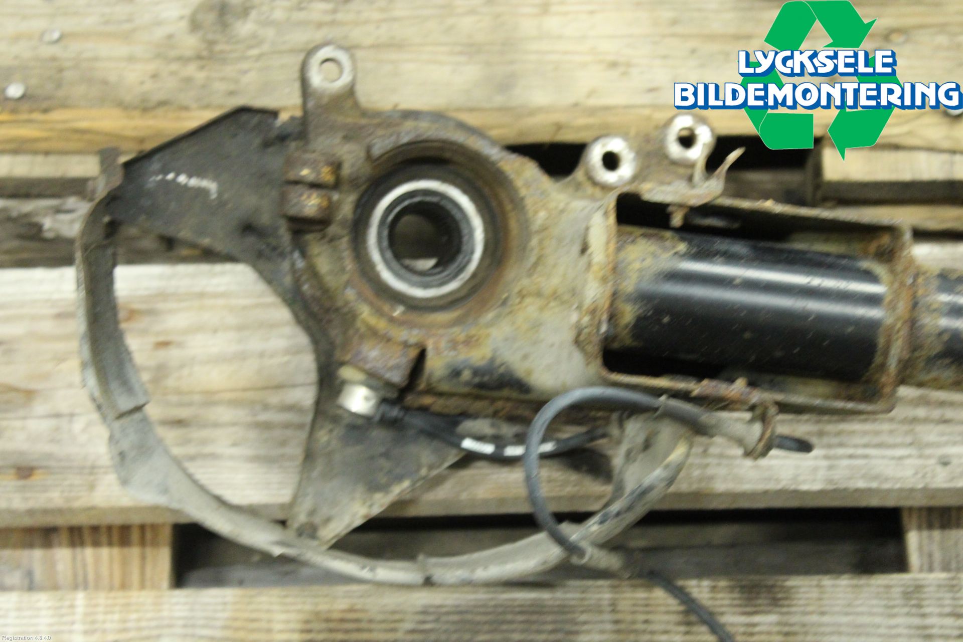 Audi V8       89- Fjäderben Fram Höger