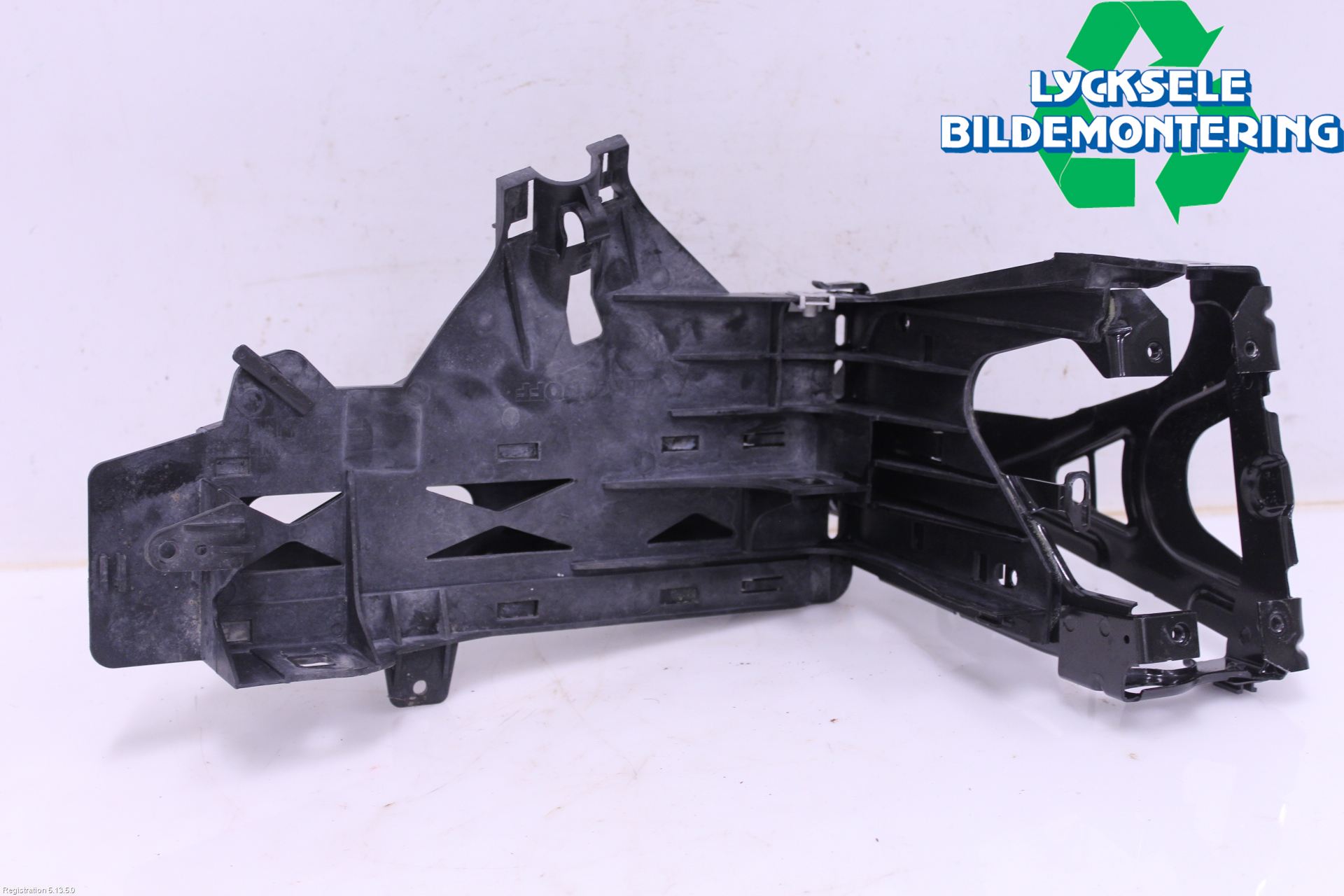 BMW 5 F10/F11/F18 09-17 Strålkastarsarg Vänster