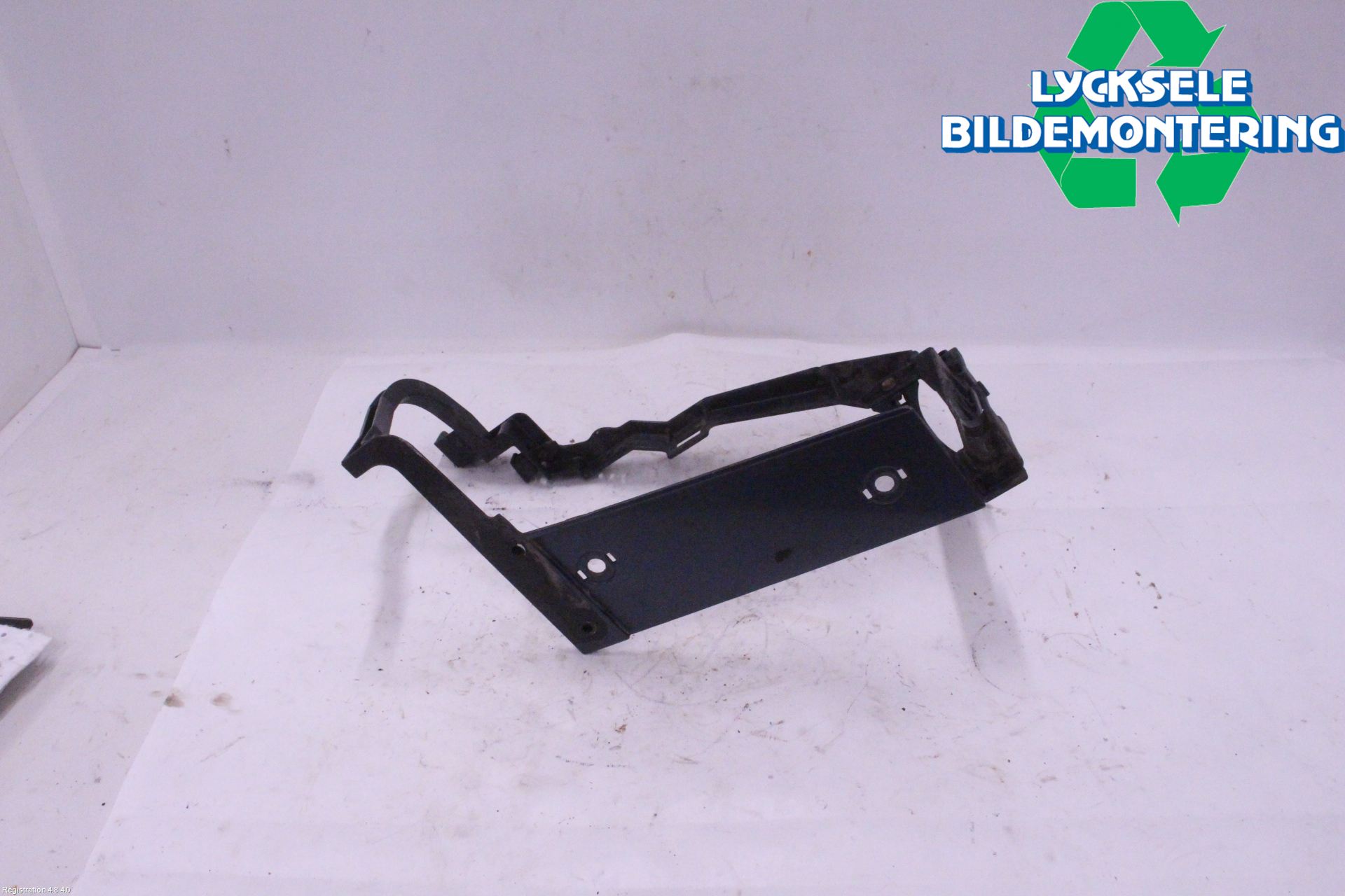 Audi V8       89- Strålkastarsarg Höger