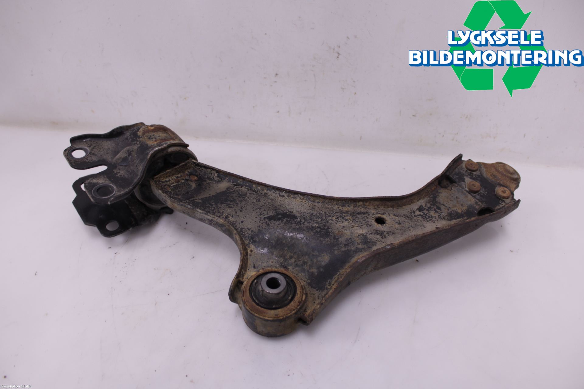 Volvo XC70 08-13 Bärarm Fram Undre Hö