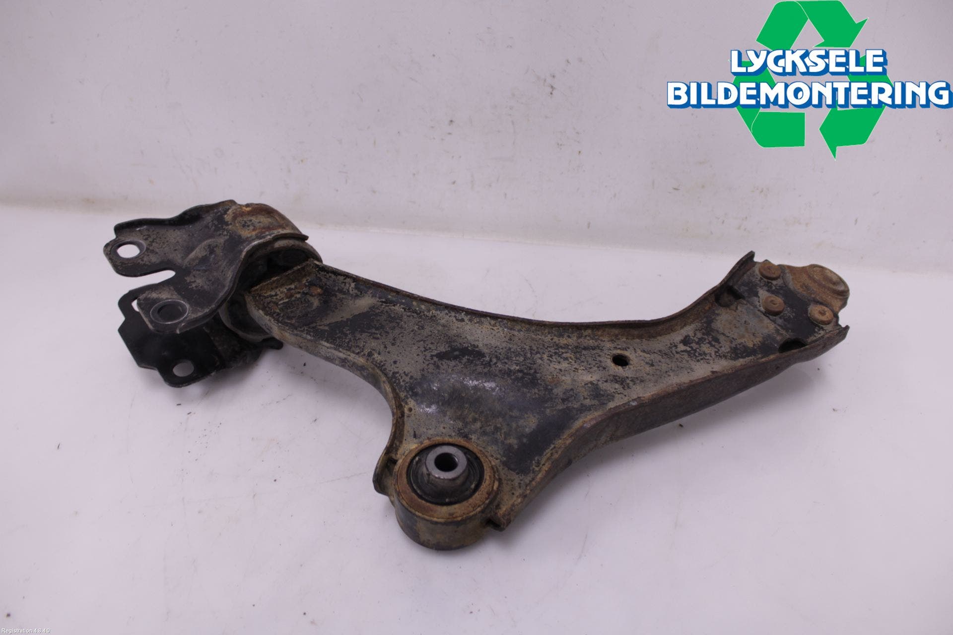 Volvo XC70 08-13 Bärarm Fram Undre Hö