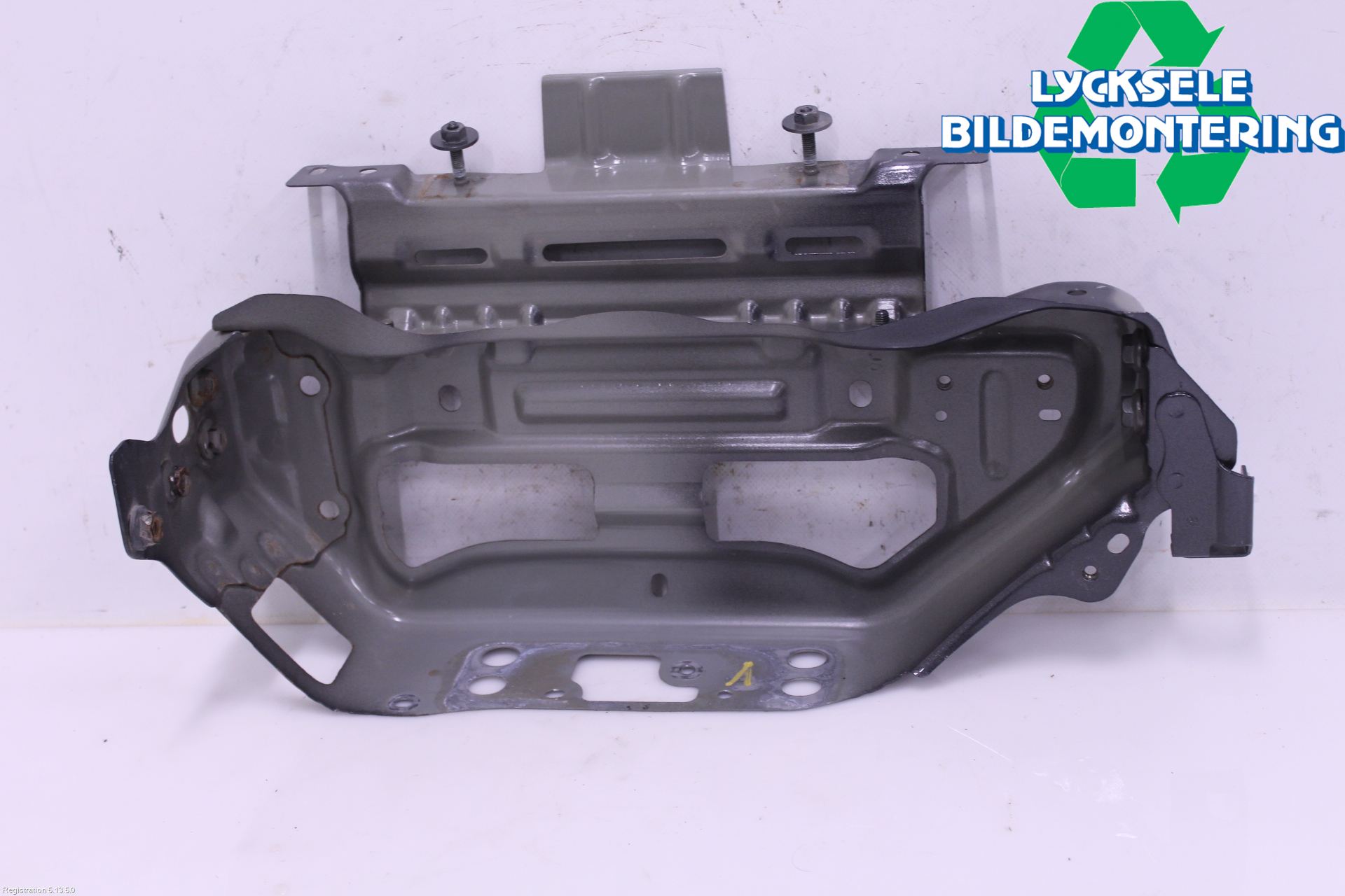 Toyota YARIS XP130 15-20 Frontplåt