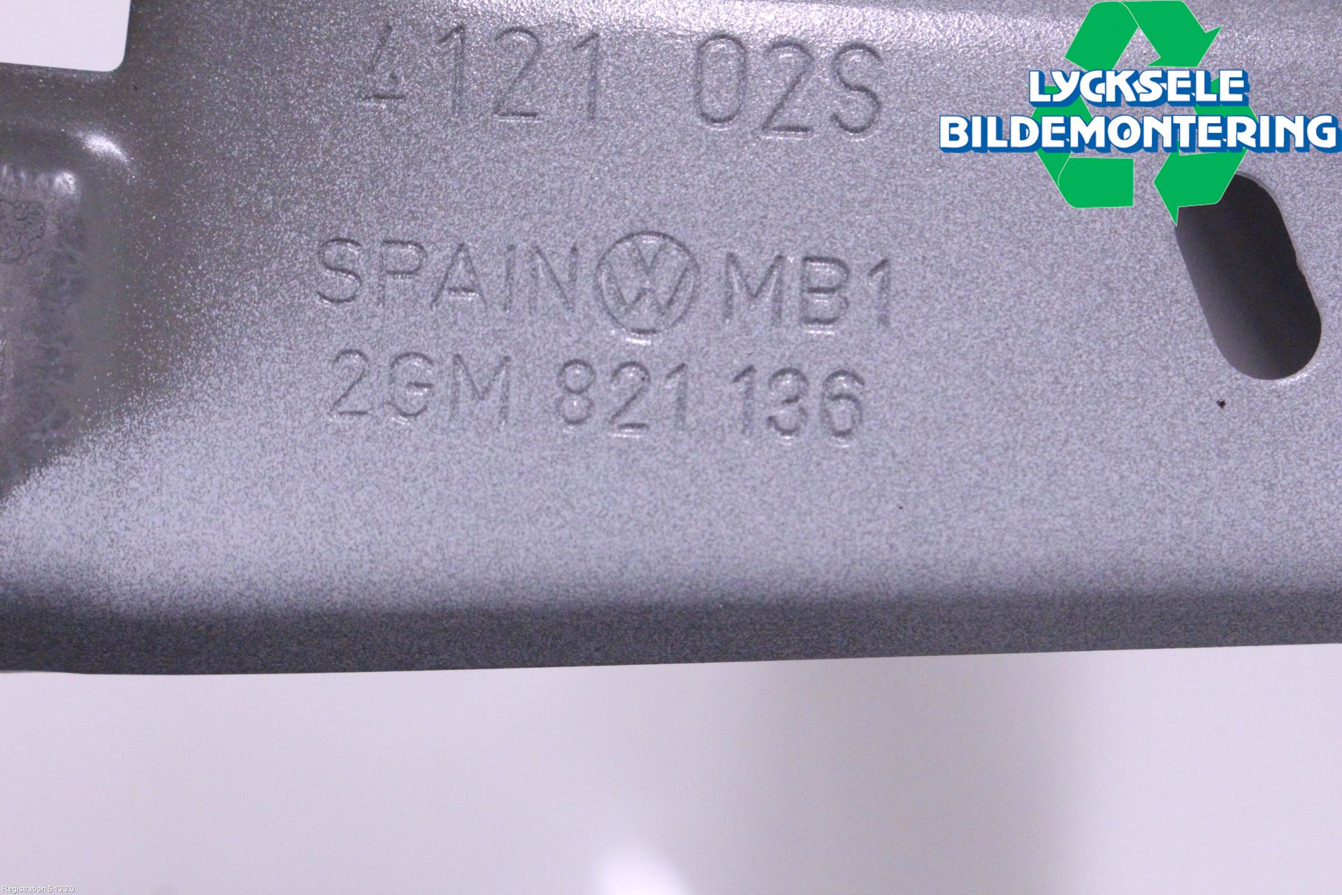 Volkswagen VW T-CROSS 19- Skärmfäste Fram Hö