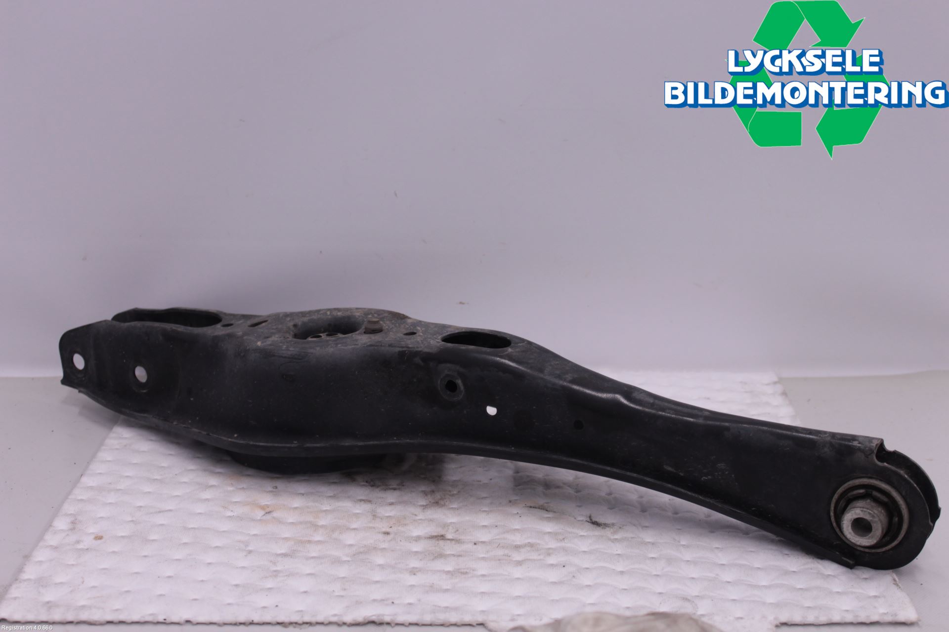 Skoda SUPERB 16-24 Bärarm Bak Höger