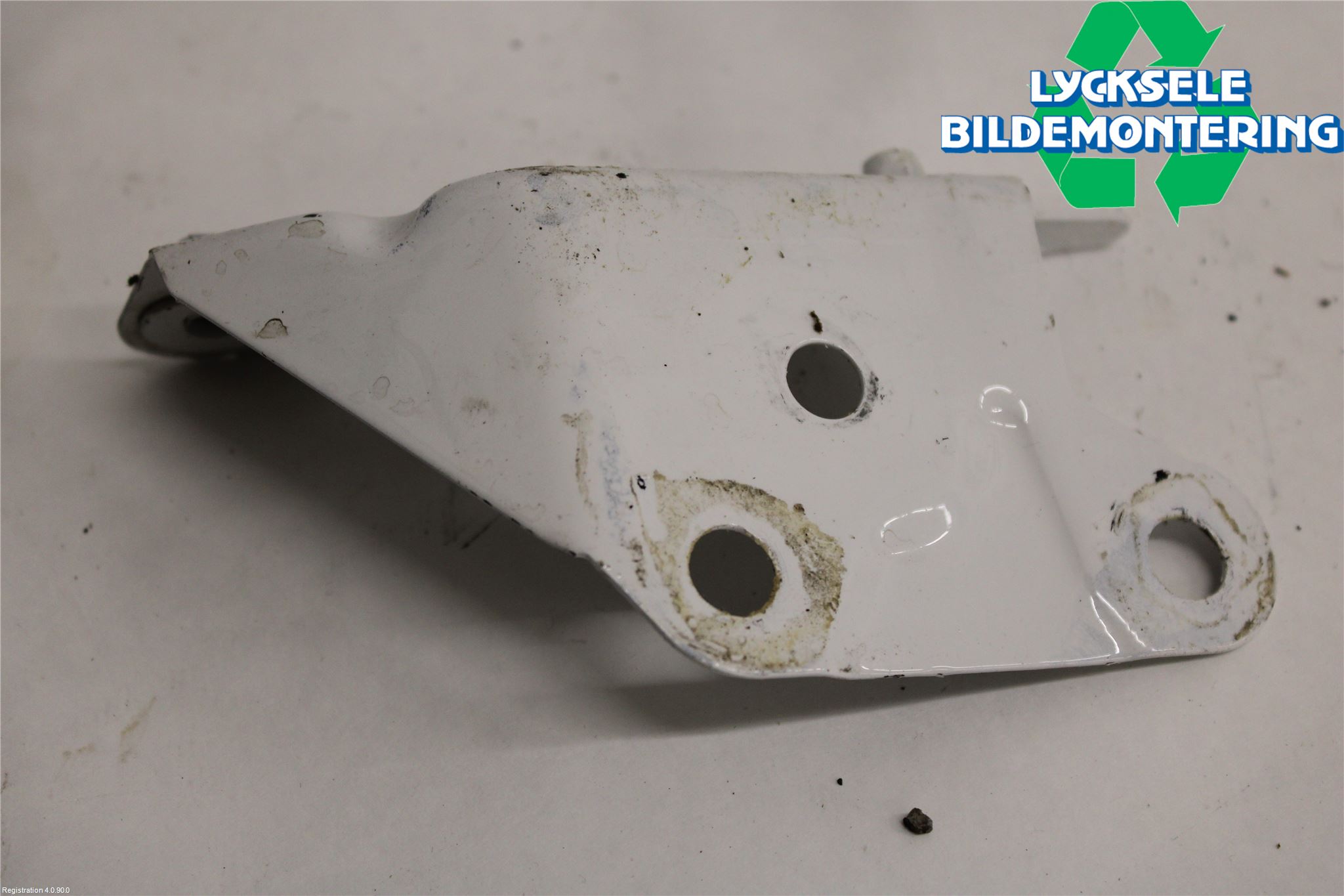 Volkswagen VW PASSAT 15-19 Skärmfäste Fram Vä