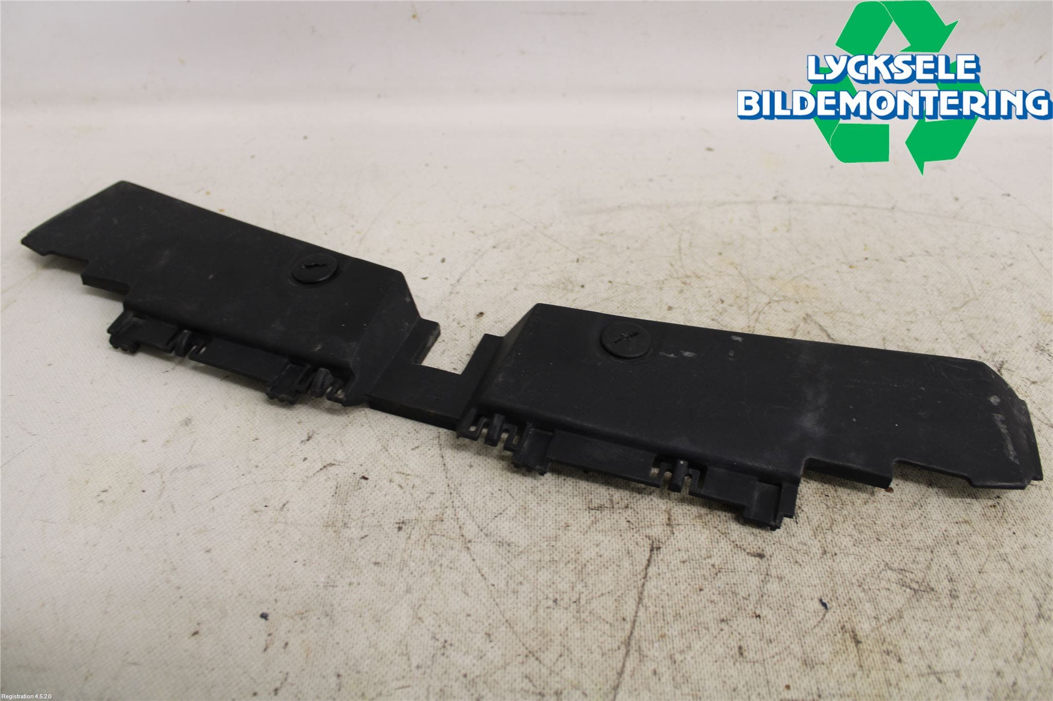 Volvo 940 91-98 Front Huvlåsplåt-Balk