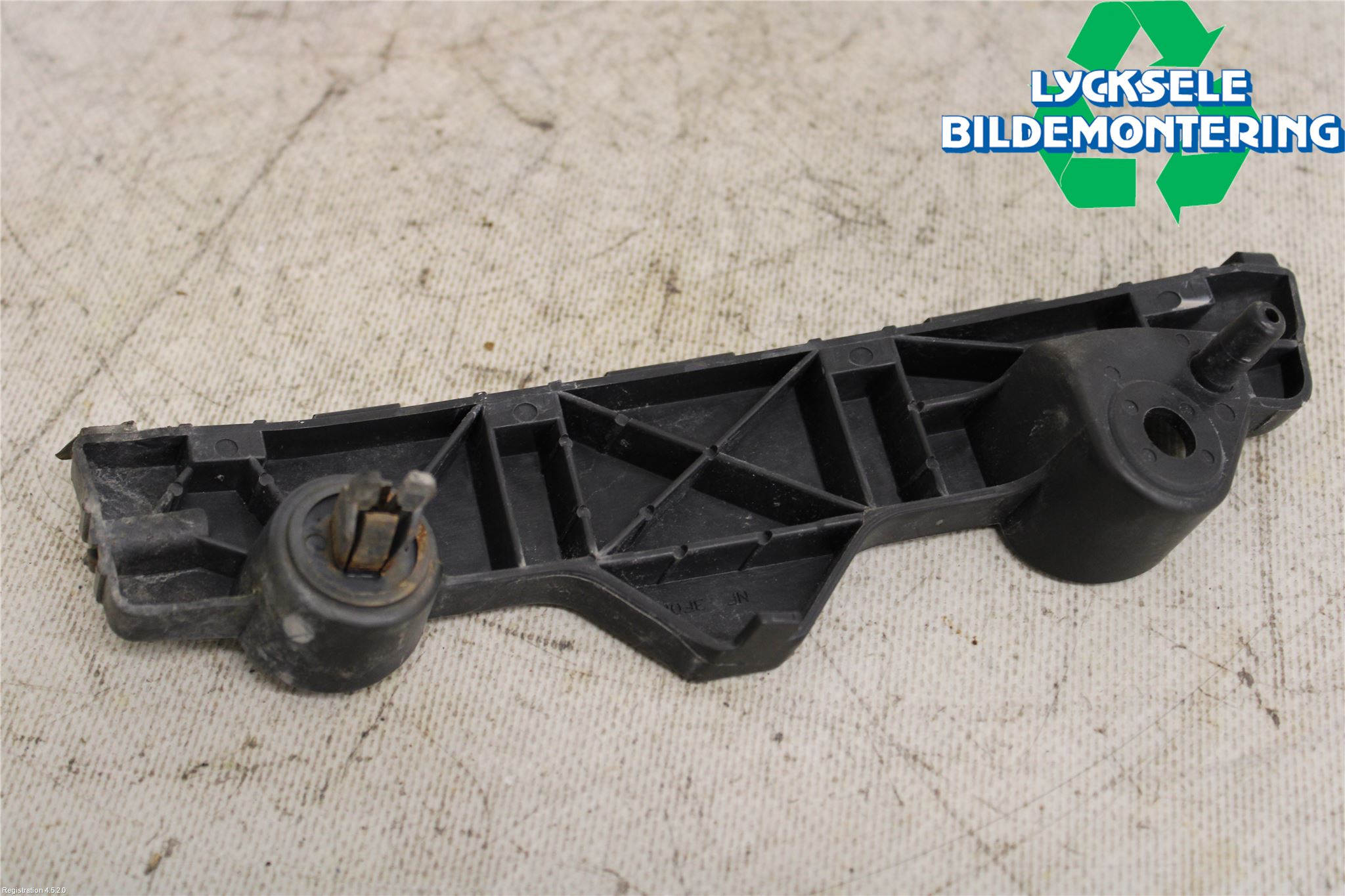 Mazda 2 (DE) 08-15 Stötfångarfäste Fram Vä