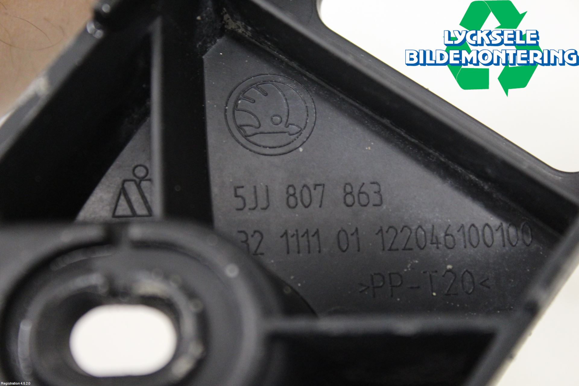 Skoda RAPID Stötfångarfäste Bak Vä