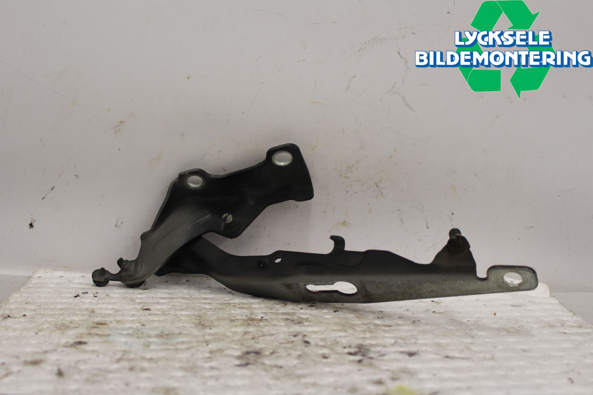 Volvo V70 08-13 Huvgångjärn