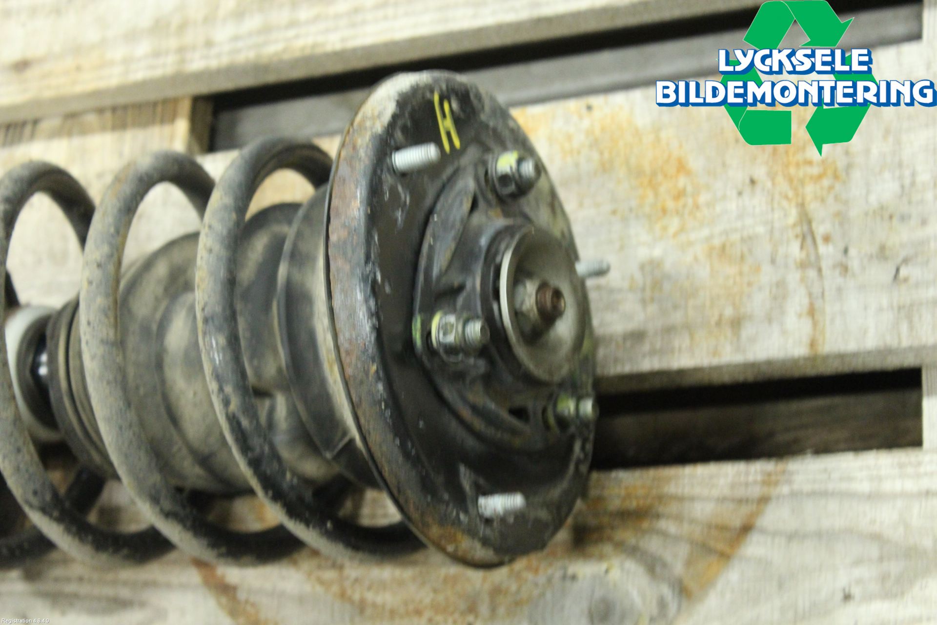 Audi V8       89- Fjäderben Fram Höger