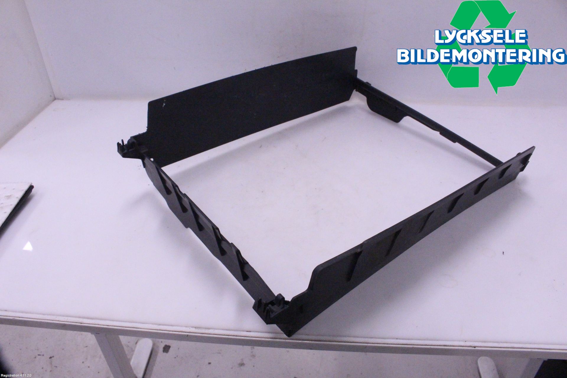 Dacia DUSTER 18-24 Deflektor Plåt-Plast Kylning