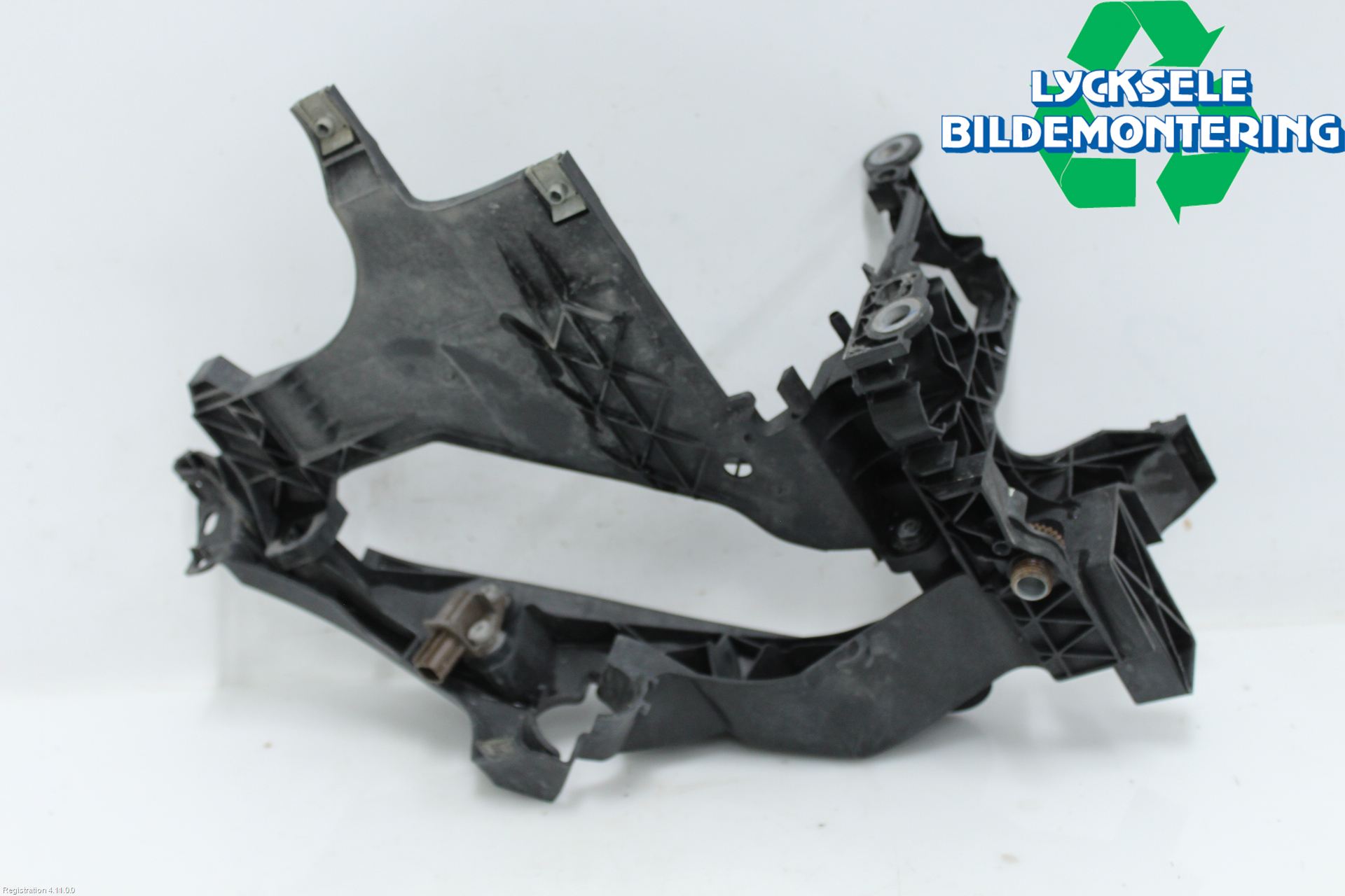 Audi A4 12-15 Strålkast Fästsarg