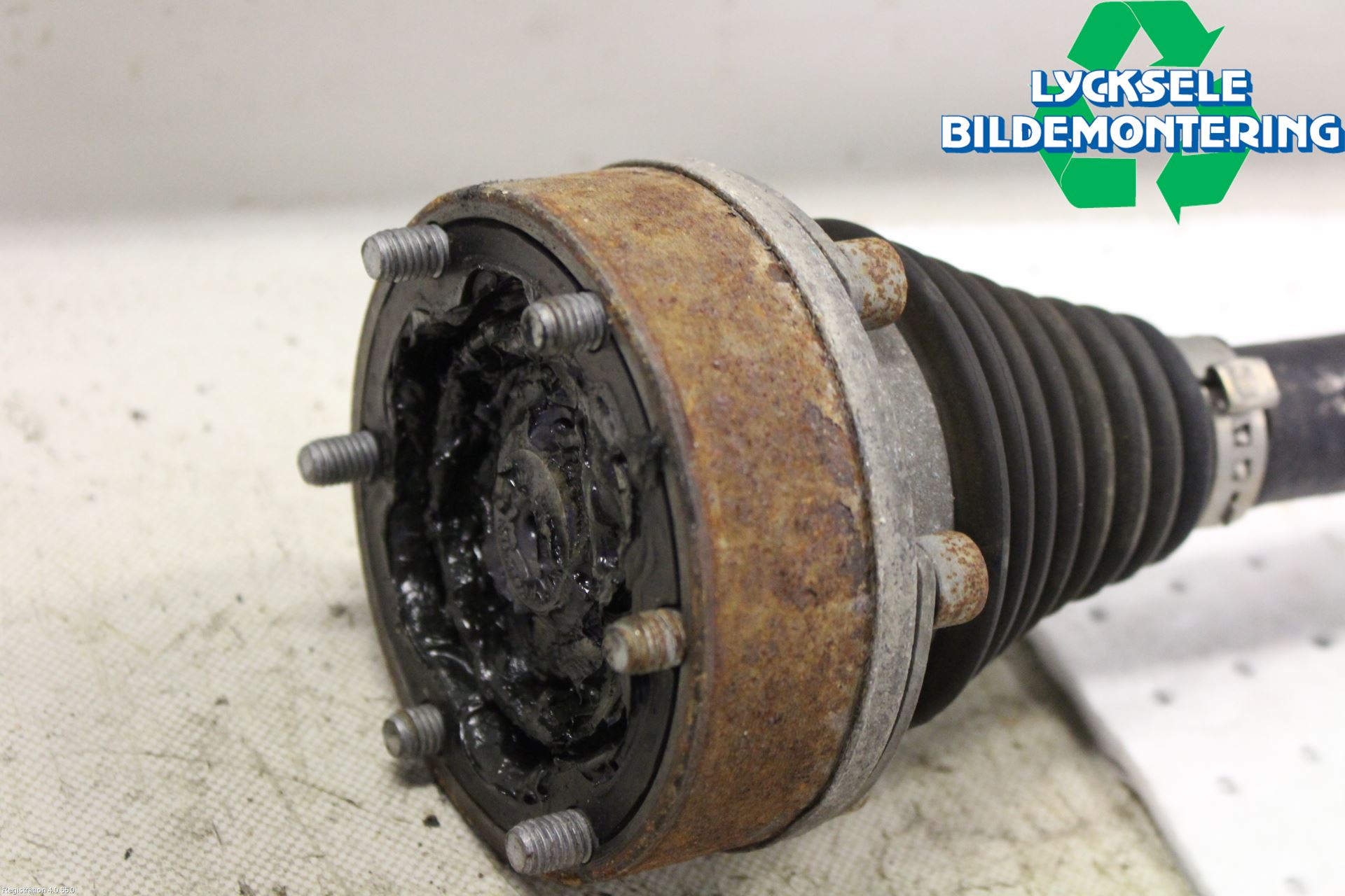 Volkswagen VW PASSAT 15-19 Drivaxel Bak Höger