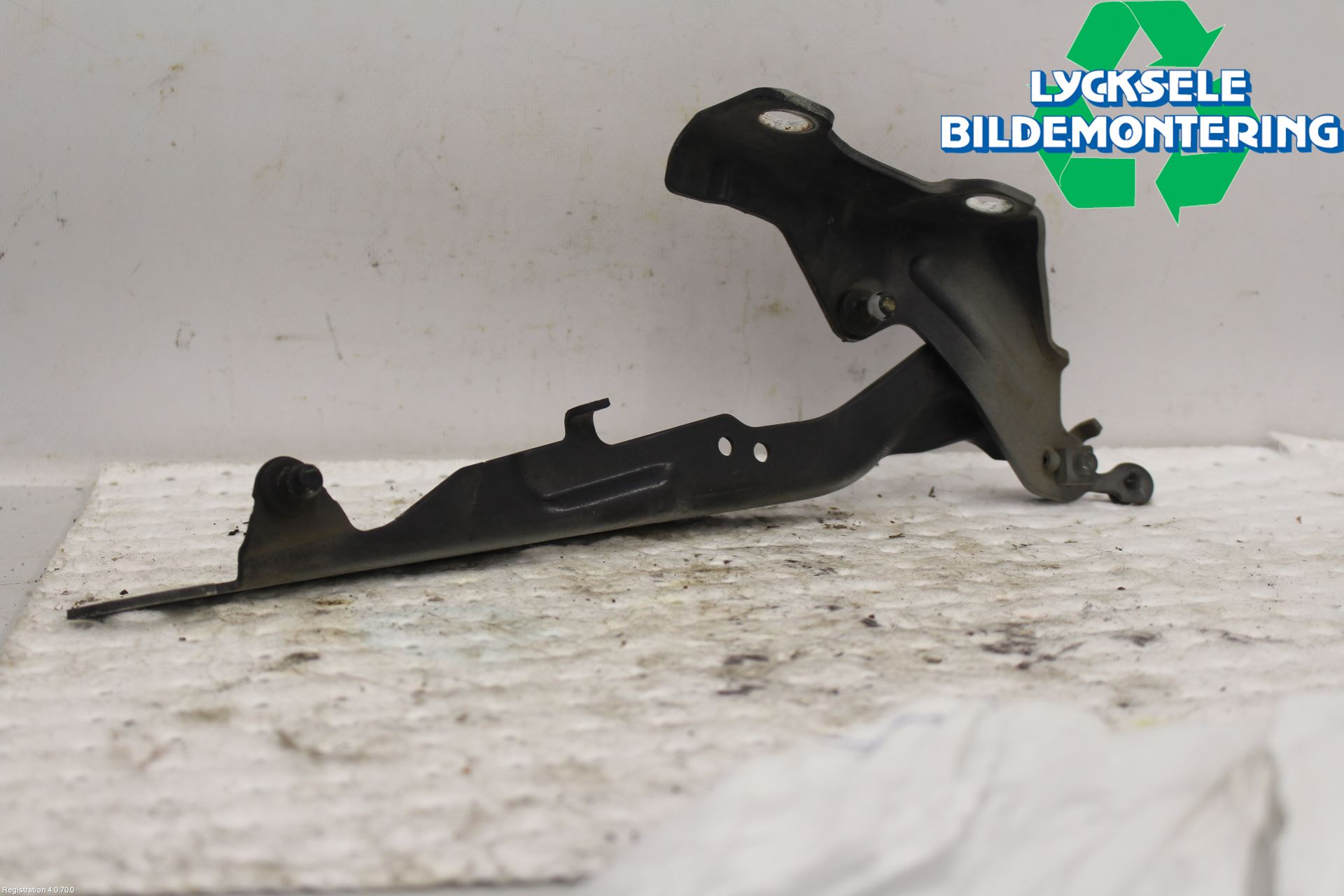 Volvo V70 08-13 Huvgångjärn