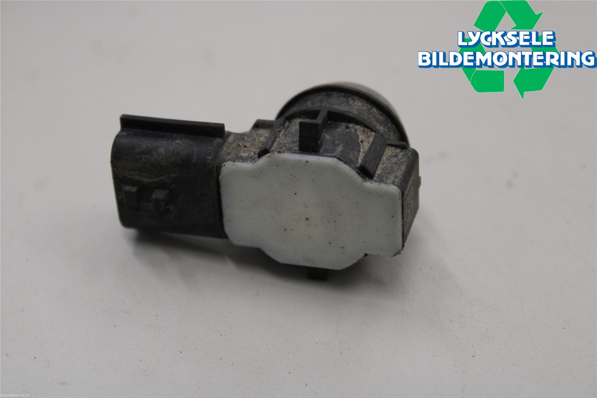 Dacia DUSTER 10-17 Parkeringshjälp Backsensor