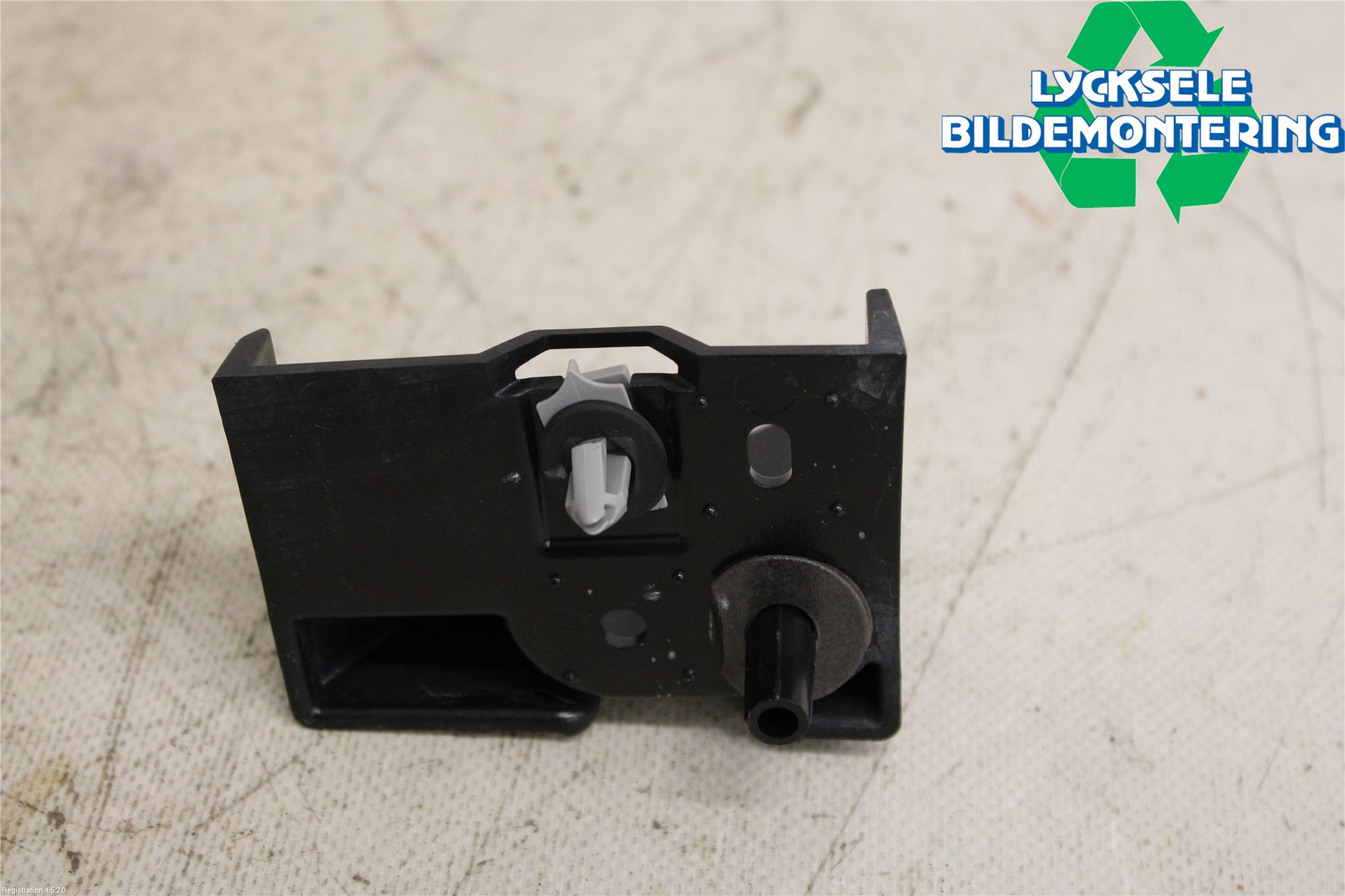 Ford KUGA 13-16 Stötfångarfäste Bak Vä