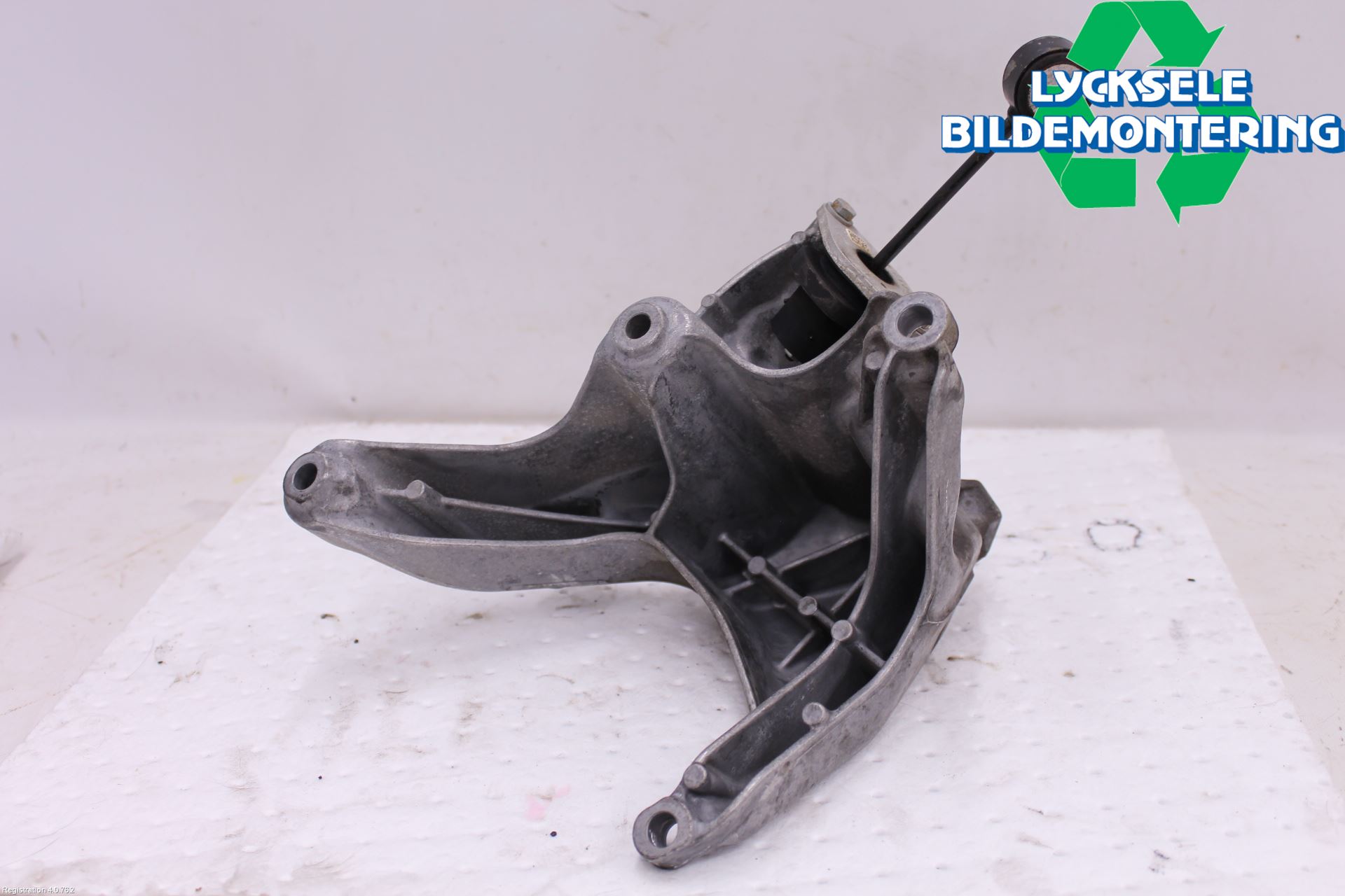 Audi A6 F2/C8 19- Motorfäste