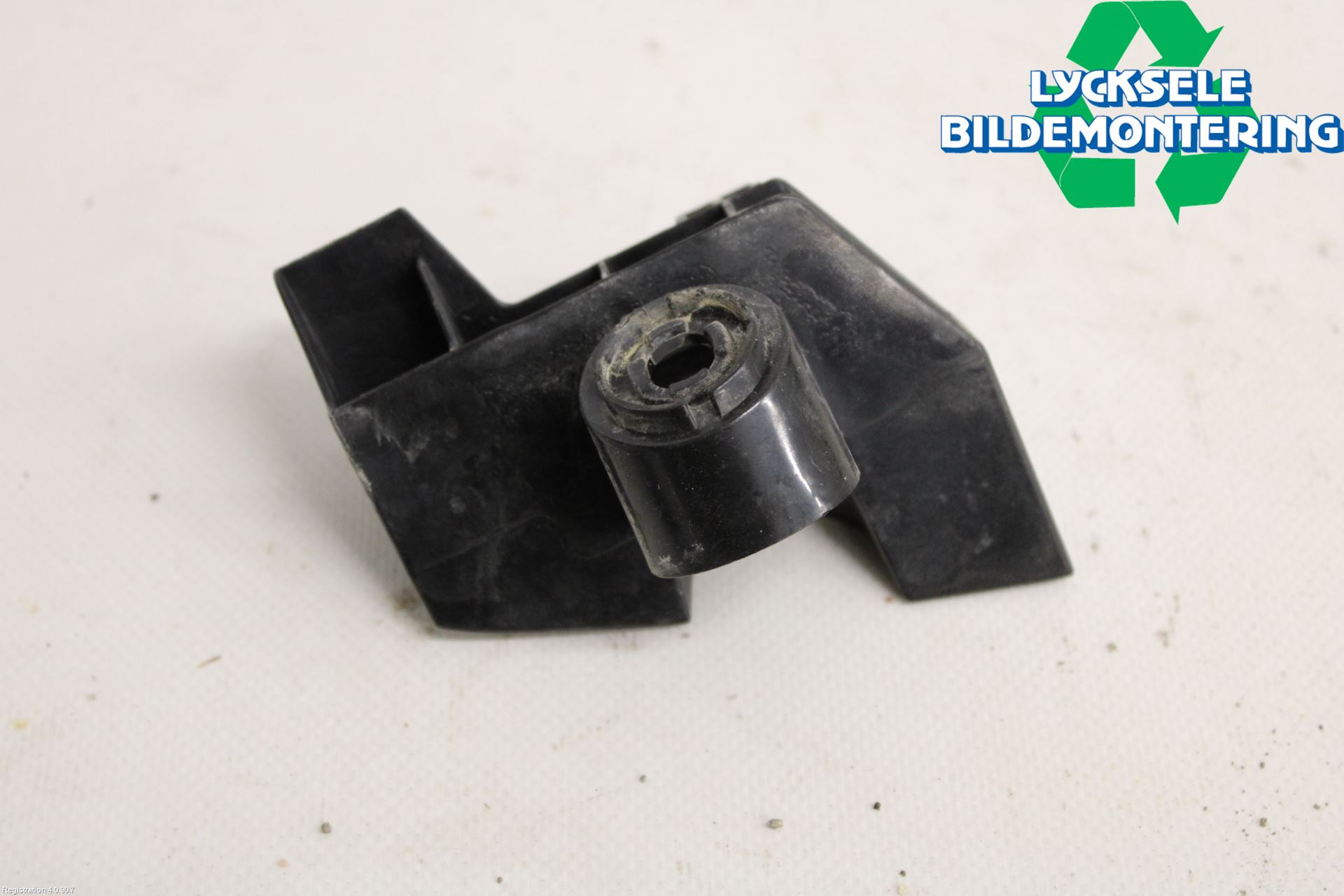 Toyota AURIS 13-19 Stötfångarfäste Bak Hö