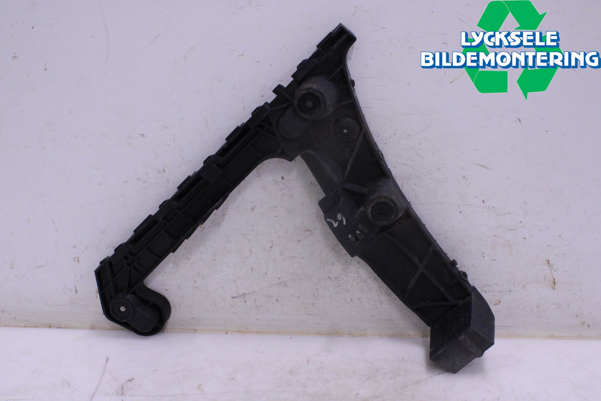 Audi A4/S4 B9 16-19 Stötfångarfäste Bak Vä