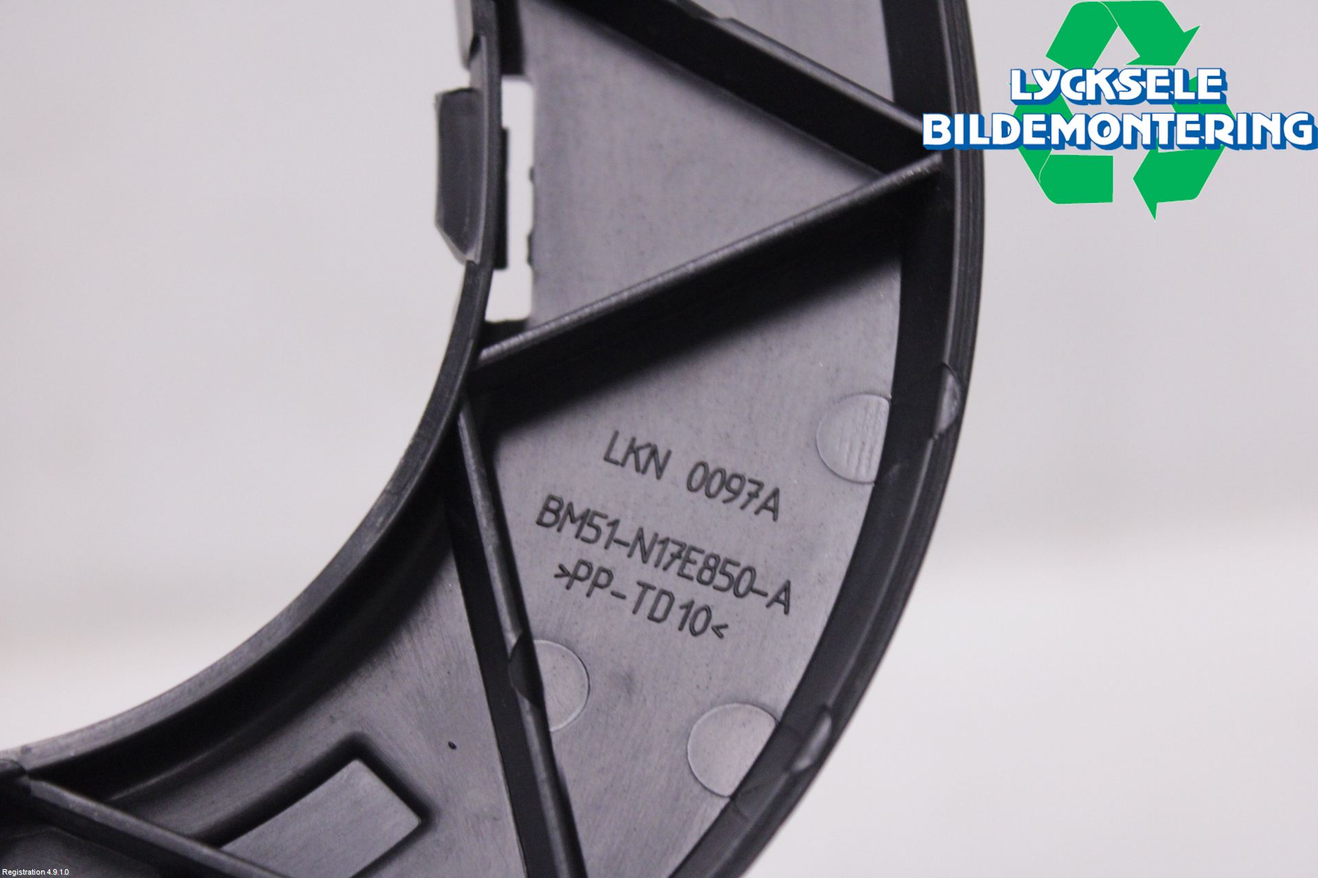 Ford FOCUS 15-18 Stötfångarfäste Bak Hö