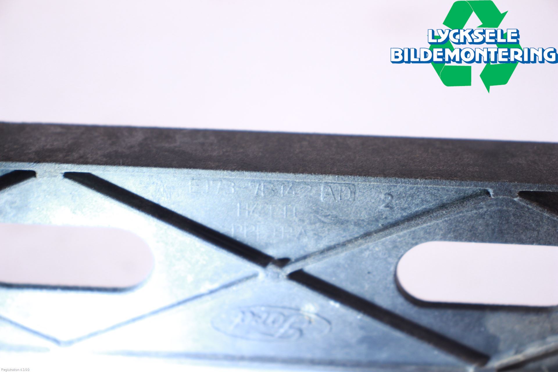 Ford KUGA 13-16 Kylarfäste-Ram-Balk