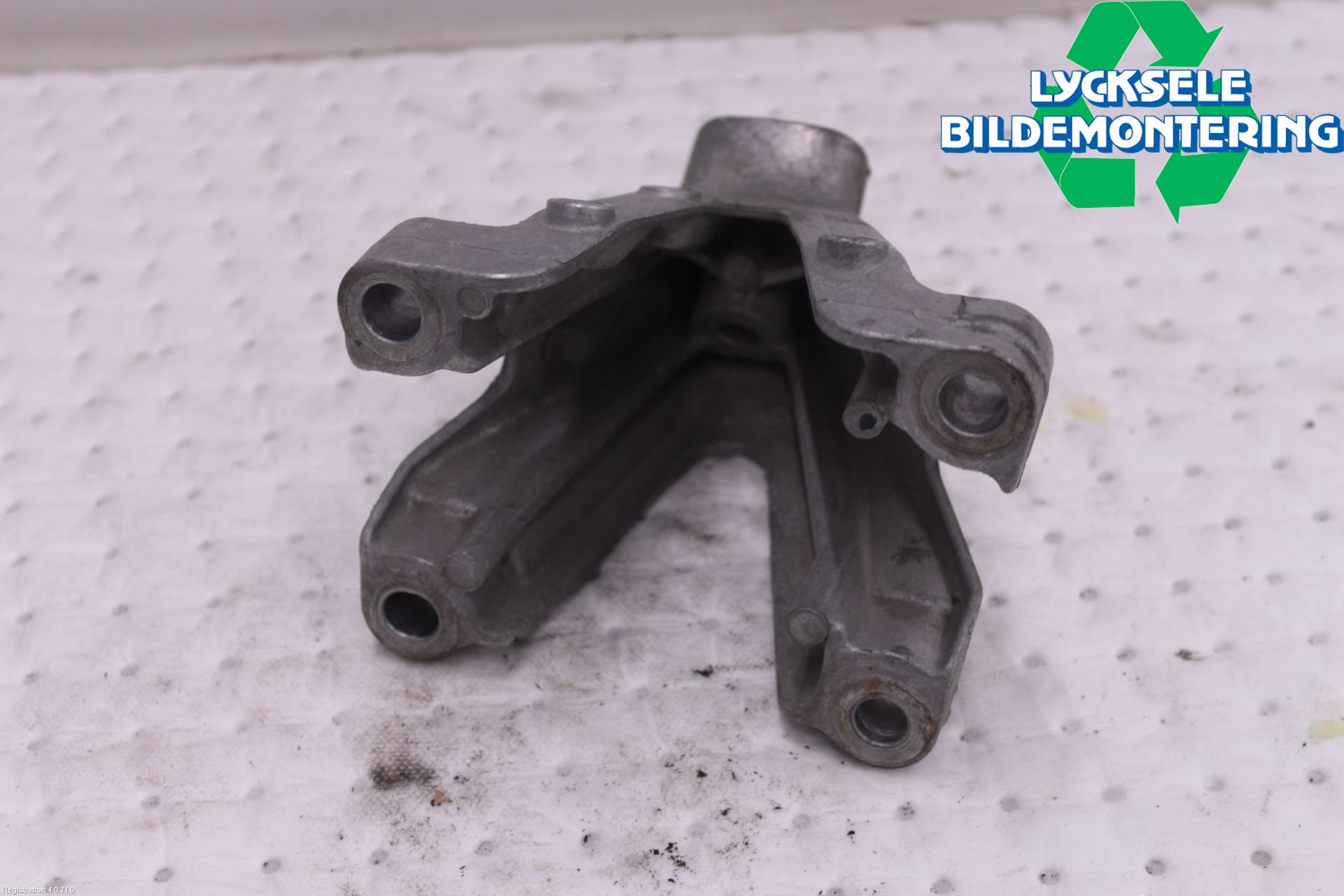 Audi A6 ALLROAD 12-18 Motorfäste