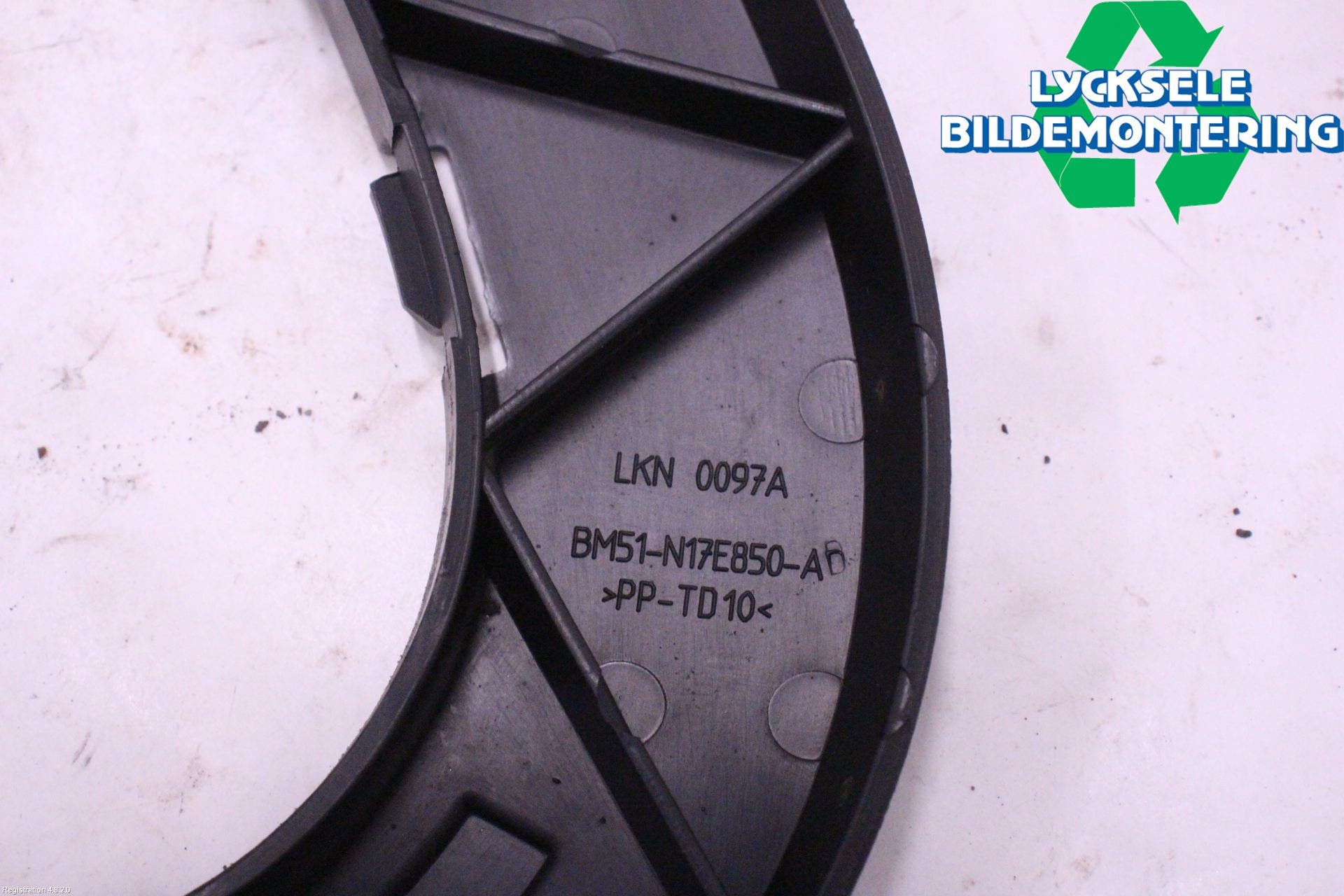 Ford FOCUS 15-18 Stötfångarfäste Bak Hö