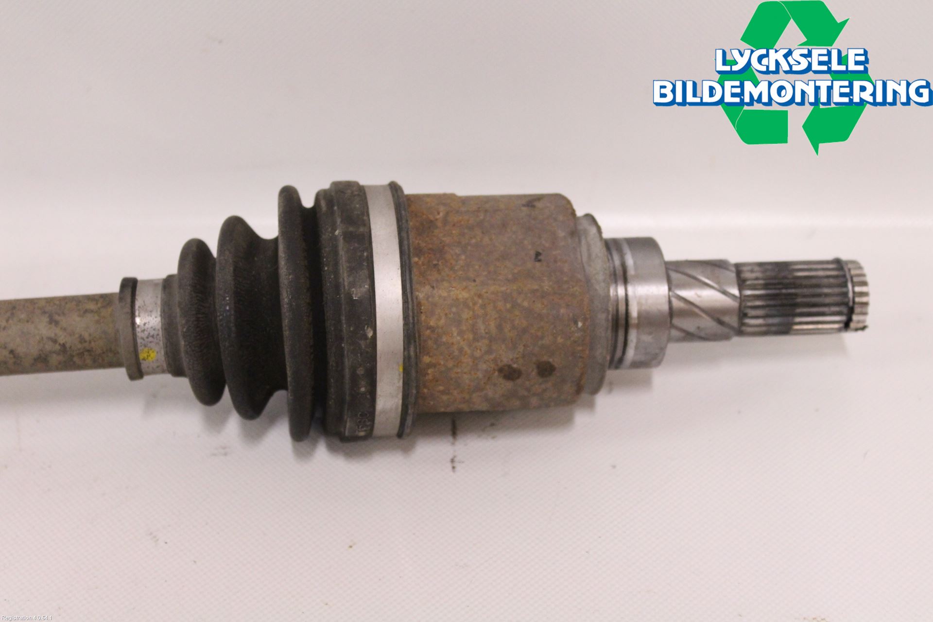 Nissan QASHQAI+2  10-14 Drivaxel Bak Höger