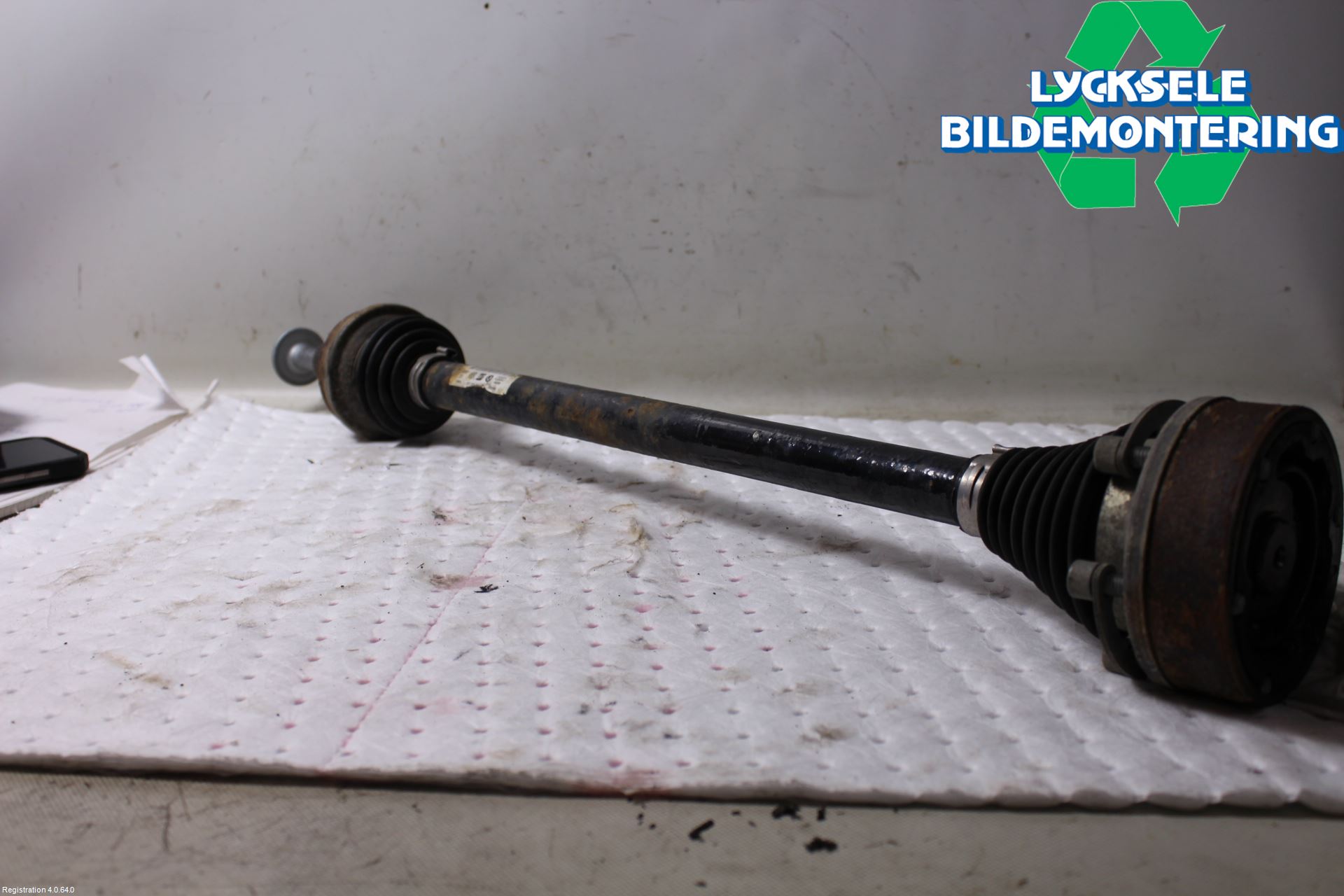 Volkswagen VW PASSAT 15-19 Drivaxel Bak Höger