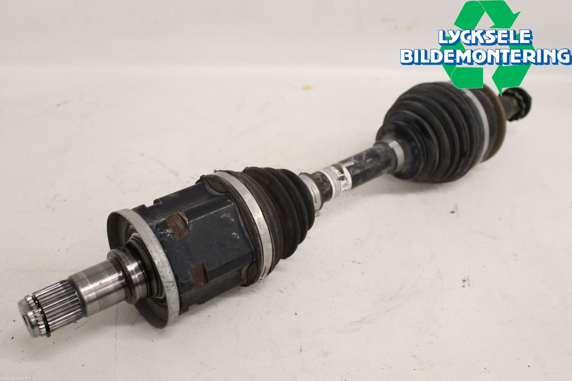 Toyota HILUX 16- Drivaxel Fram Vänster