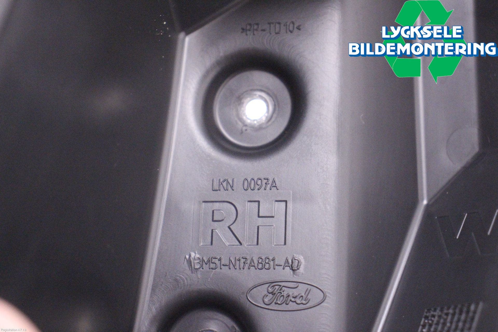 Ford FOCUS 15-18 Stötfångarfäste Bak Hö