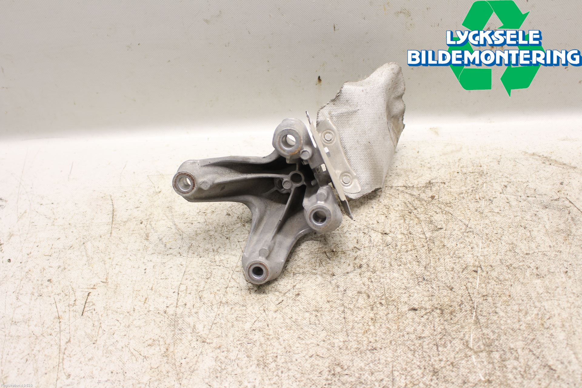 Audi A6 ALLROAD 12-18 Motorfäste