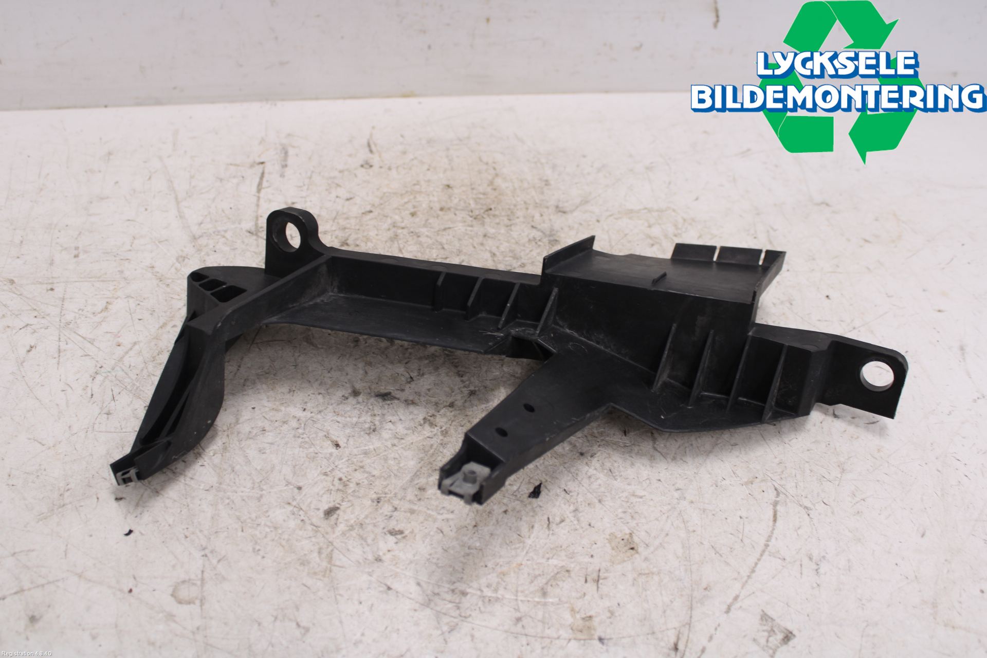 BMW X3 E83     03-10 Strålkast Fästsarg