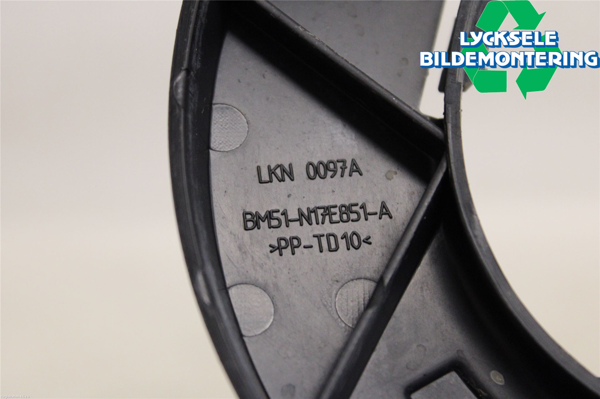 Ford FOCUS 15-18 Stötfångarfäste Bak Vä