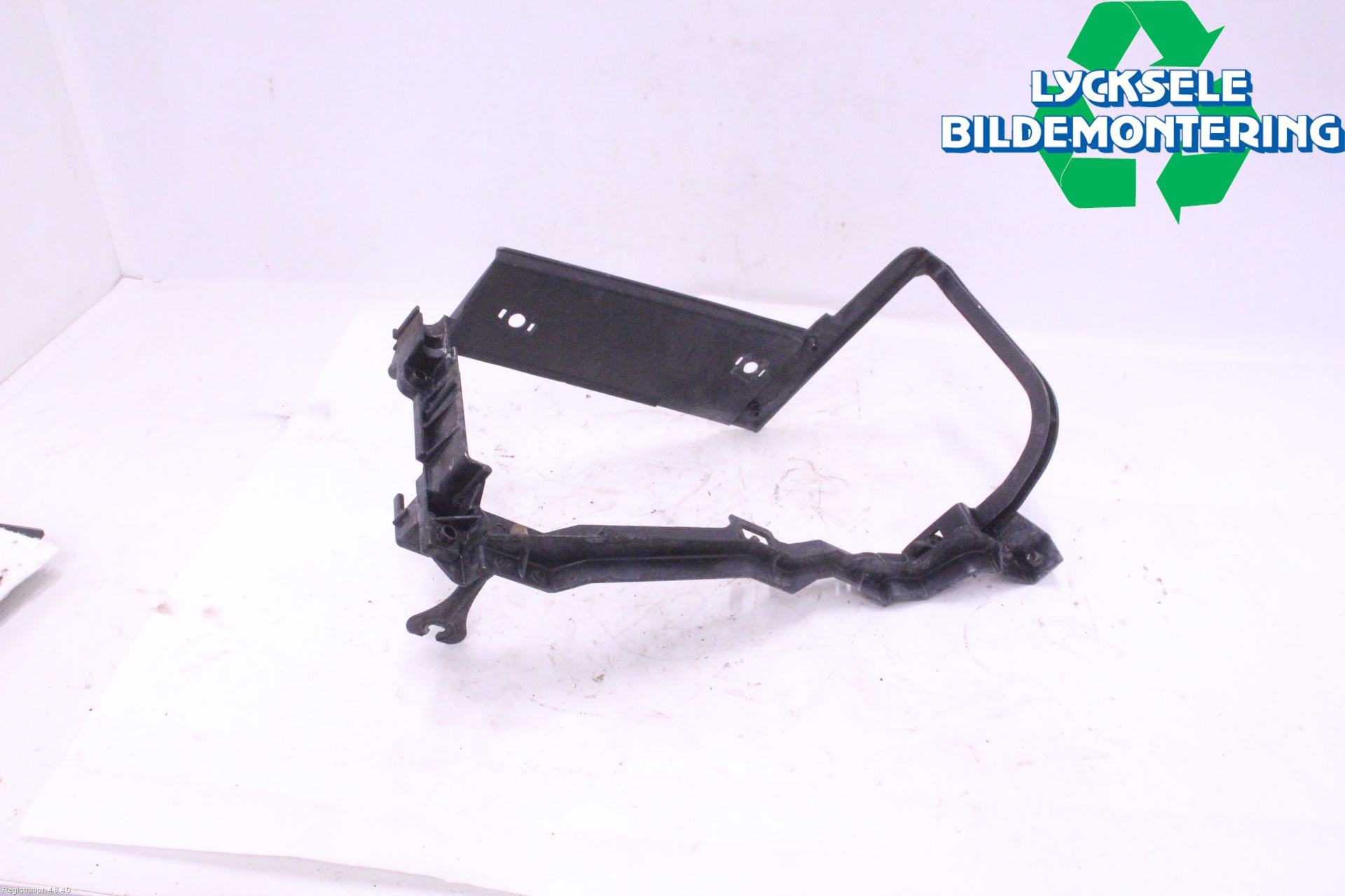 Audi V8       89- Strålkastarsarg Höger