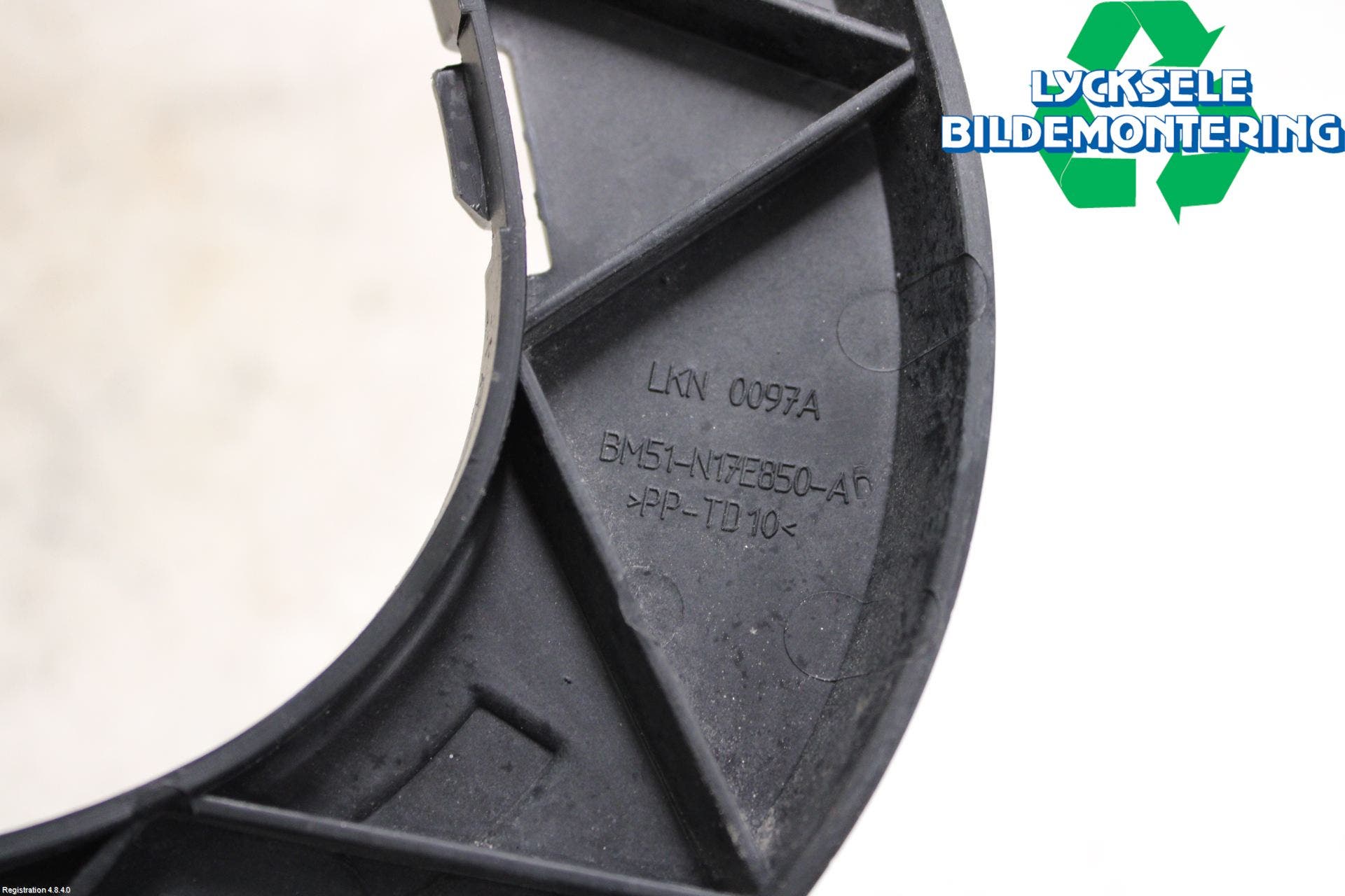 Ford FOCUS 15-18 Stötfångarfäste Bak Hö