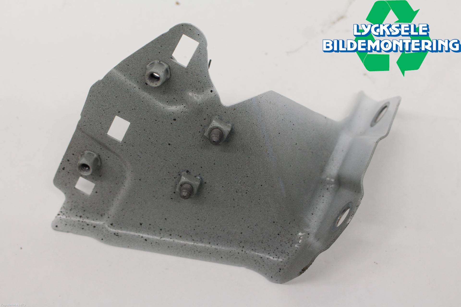 Volkswagen VW TIGUAN 16-24 Skärmfäste Fram Vä