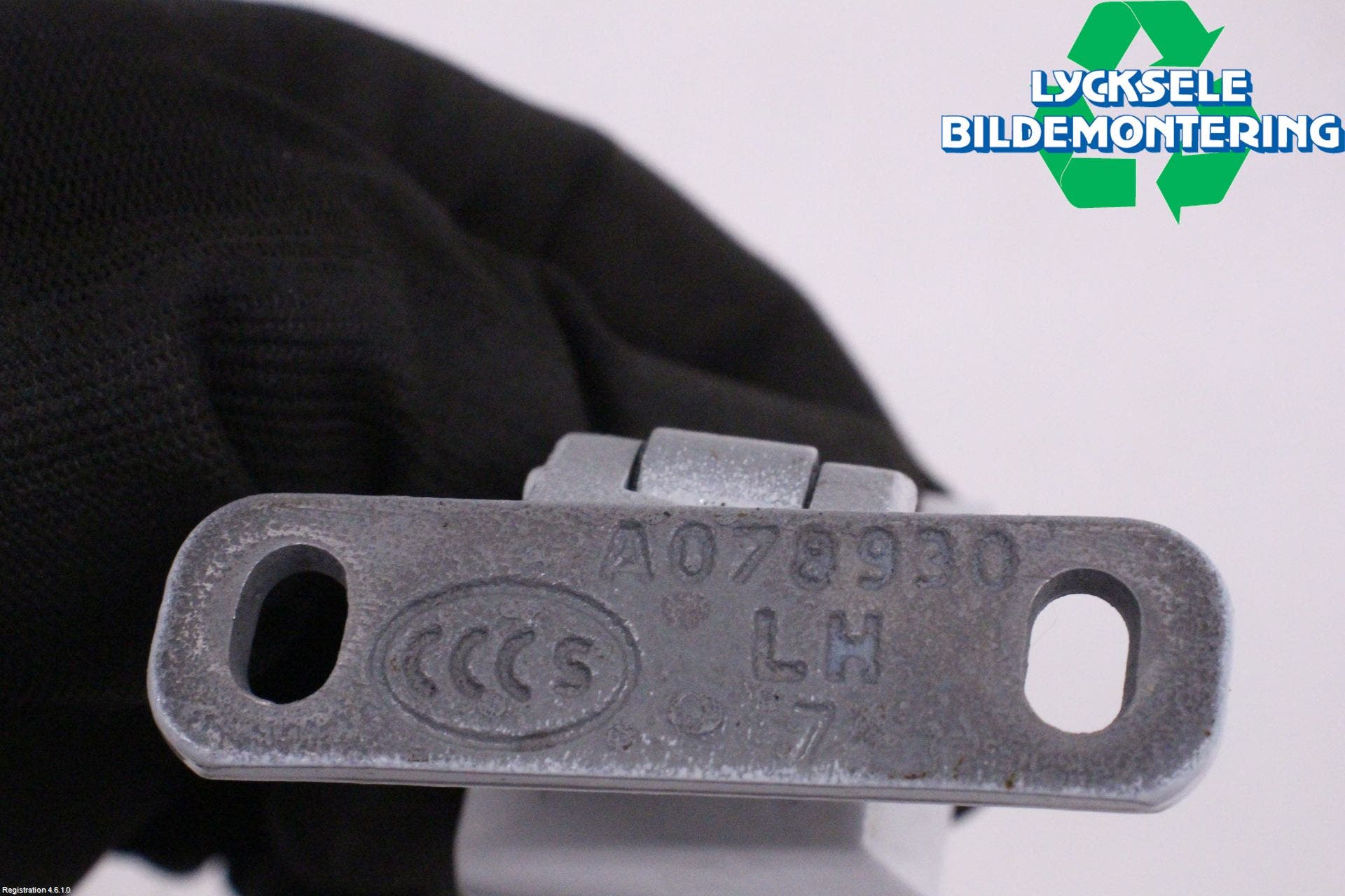 Audi Q5/SQ5 17- Bakluckegångjärn Vä