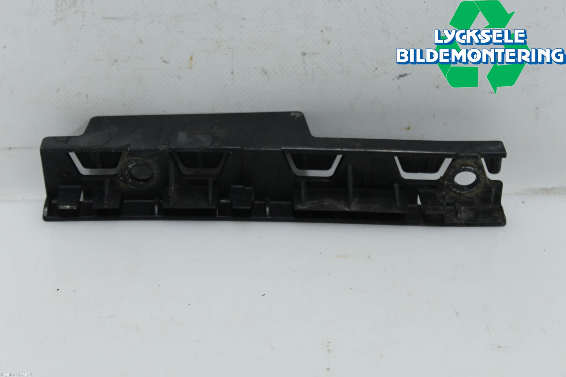 BMW 5 E60/61 Sed/Tou 02-10 Skärmfäste Fram Vä