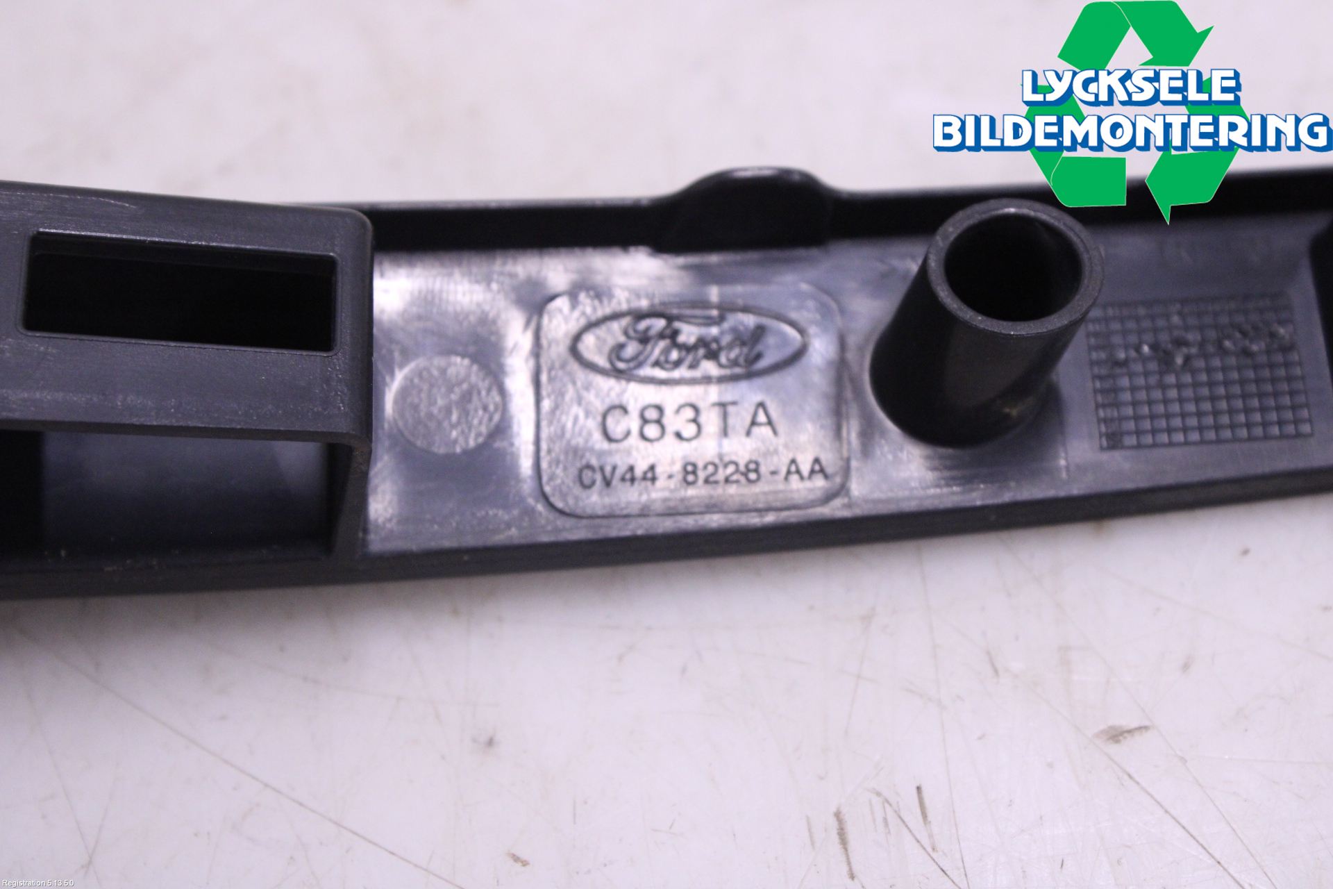 Ford KUGA 13-16 Strålkastarsarg Höger