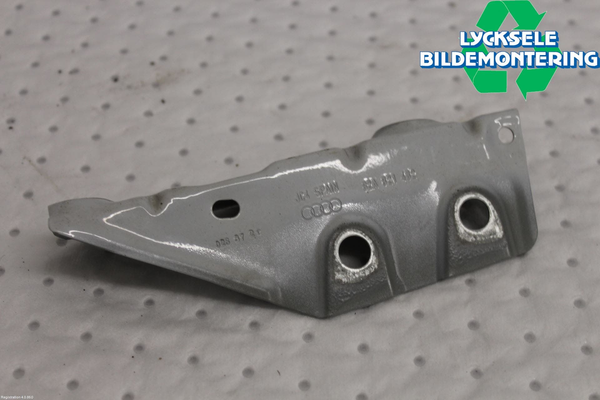 Audi A1 19- Skärmfäste Fram Hö