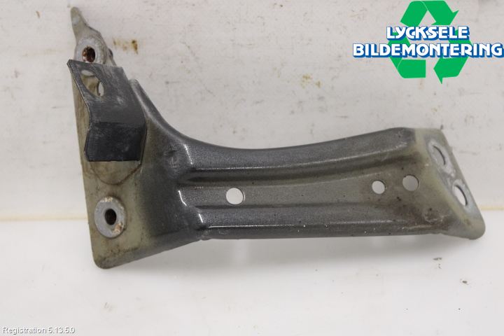 Volkswagen VW PASSAT 15-19 Skärmfäste Fram Hö