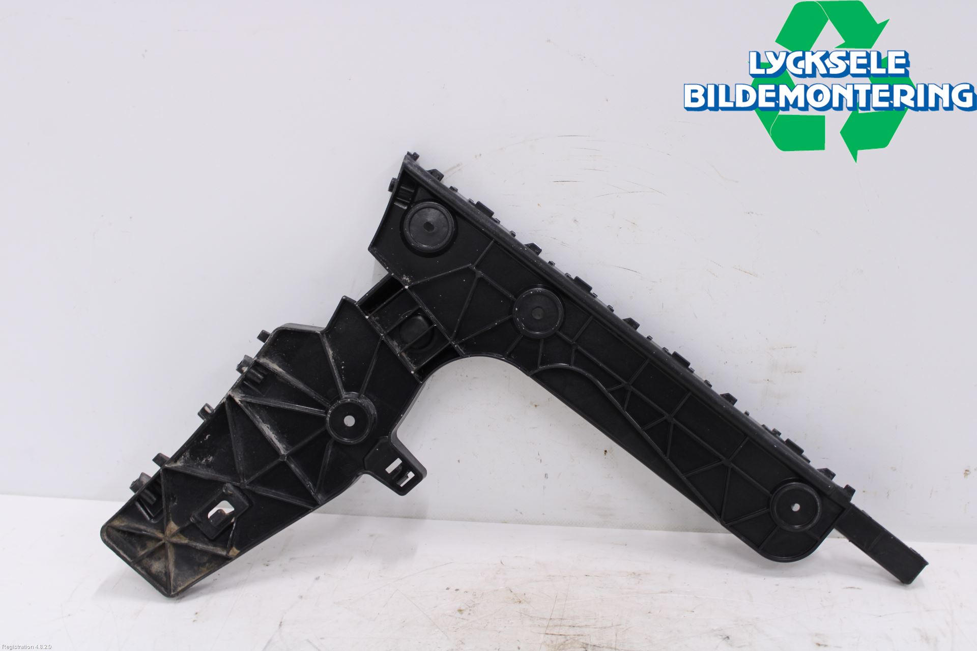 Audi A6 F2/C8 19- Stötfångarfäste Bak Hö