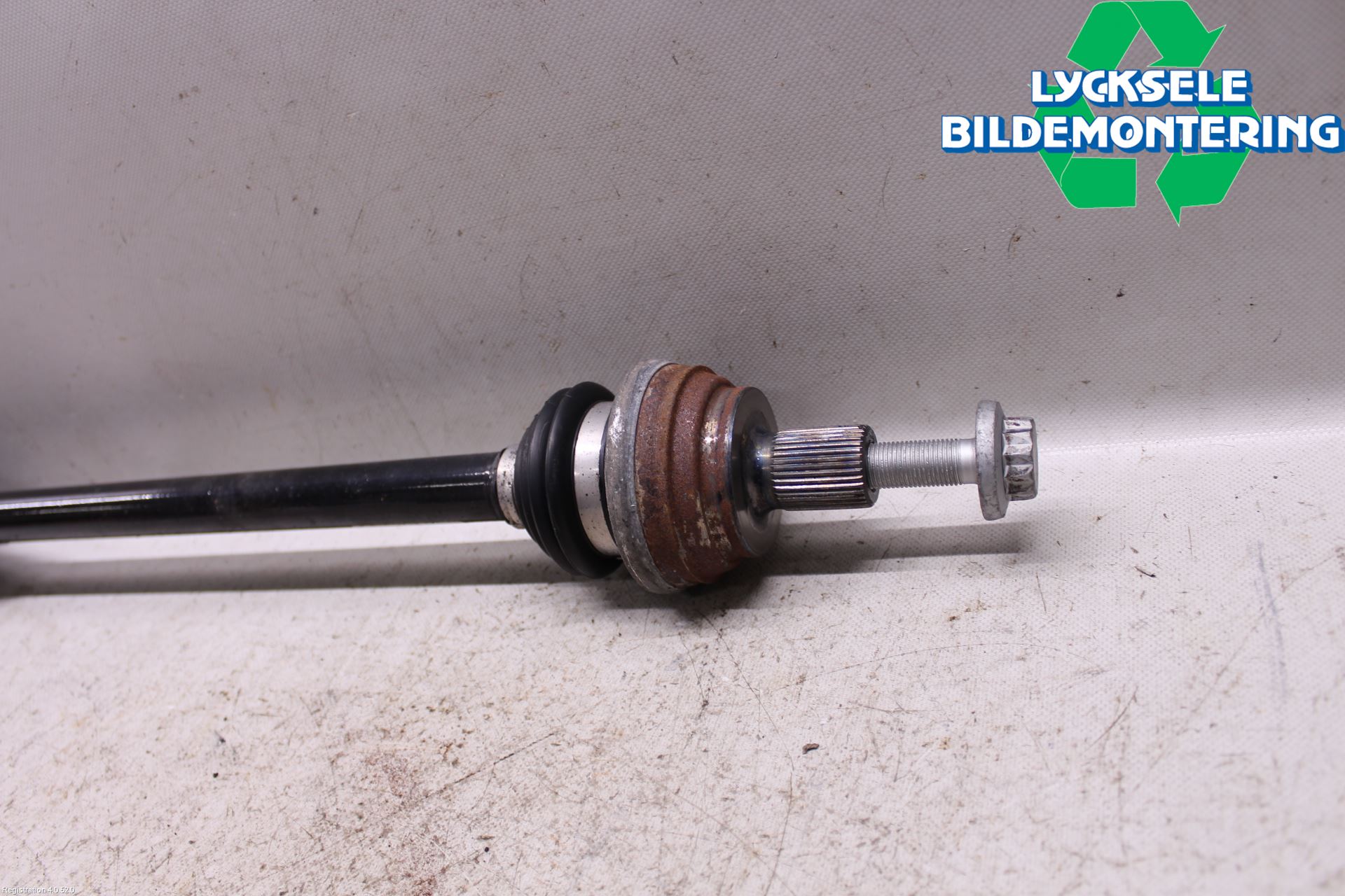 Volkswagen VW PASSAT 15-19 Drivaxel Bak Vänster