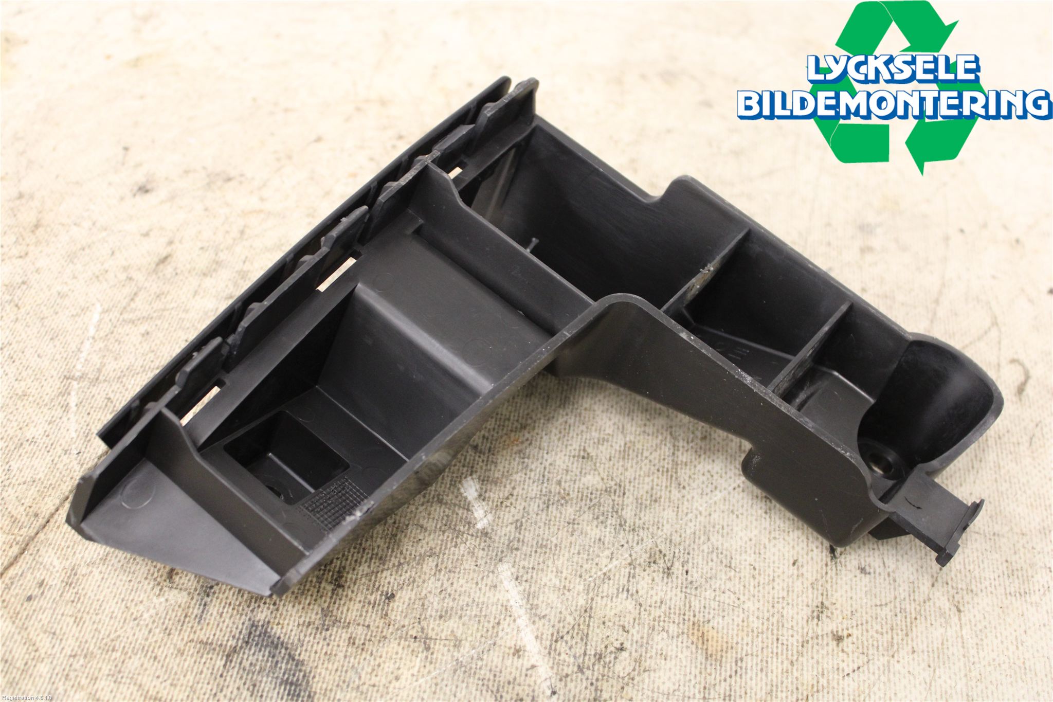 Volvo XC70 08-13 Stötfångarfäste Fram Vä