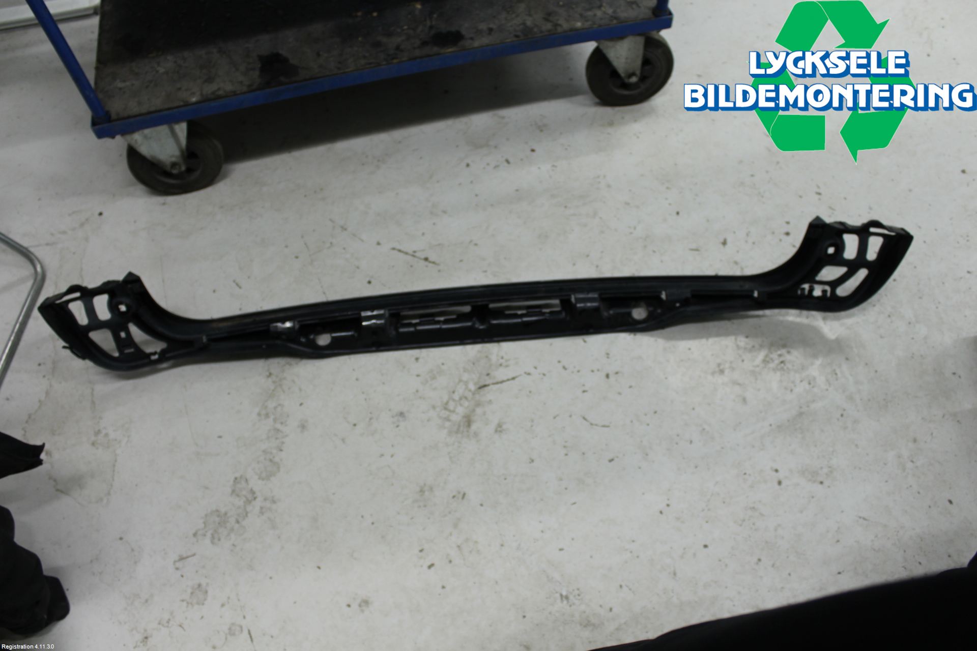 BMW 5 E60/61 Sed/Tou 02-10 Stötfångardel Bak Mitt